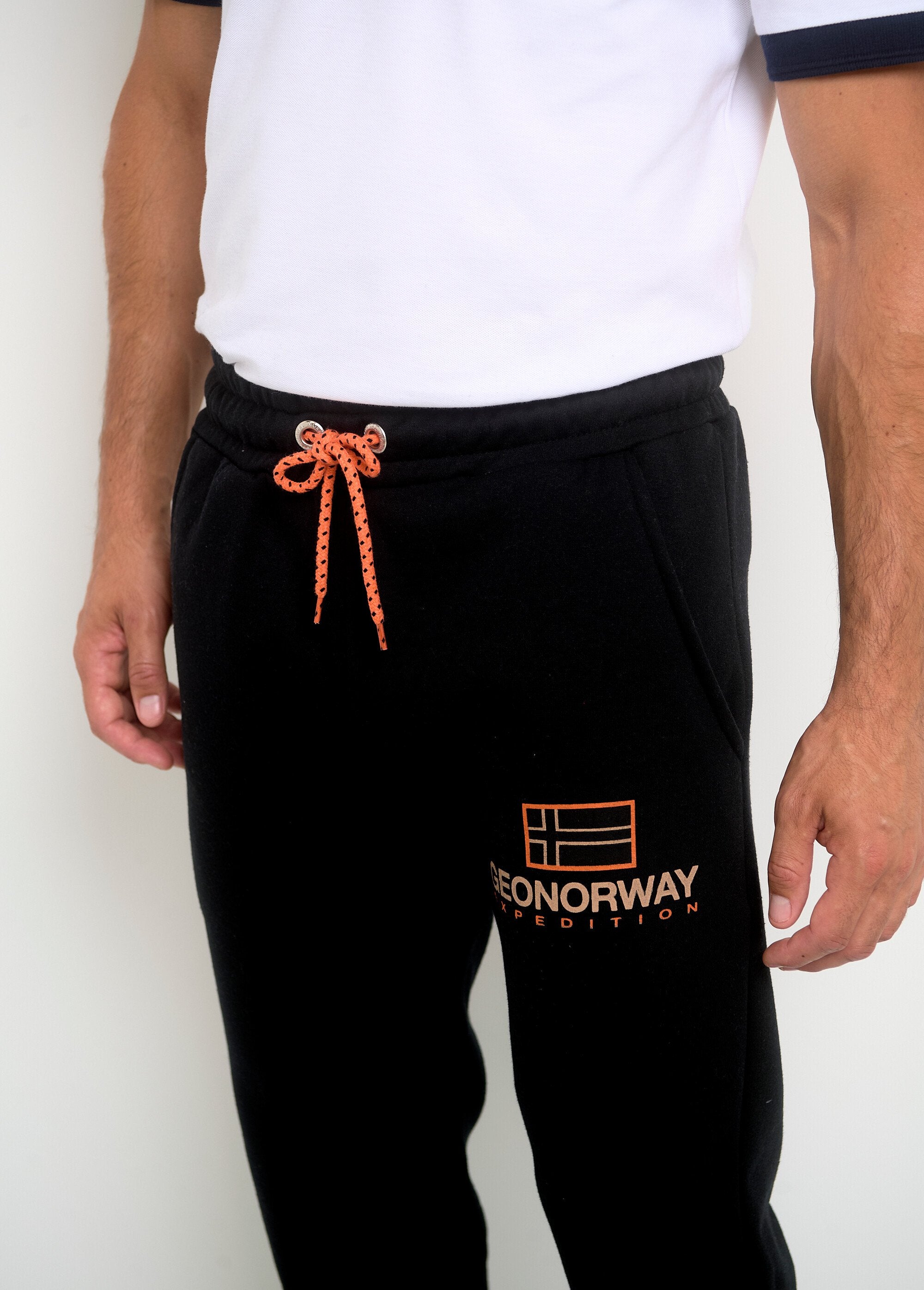 Joggingbroek_met_contrasterende_stropdas_Noir_DE1_slim