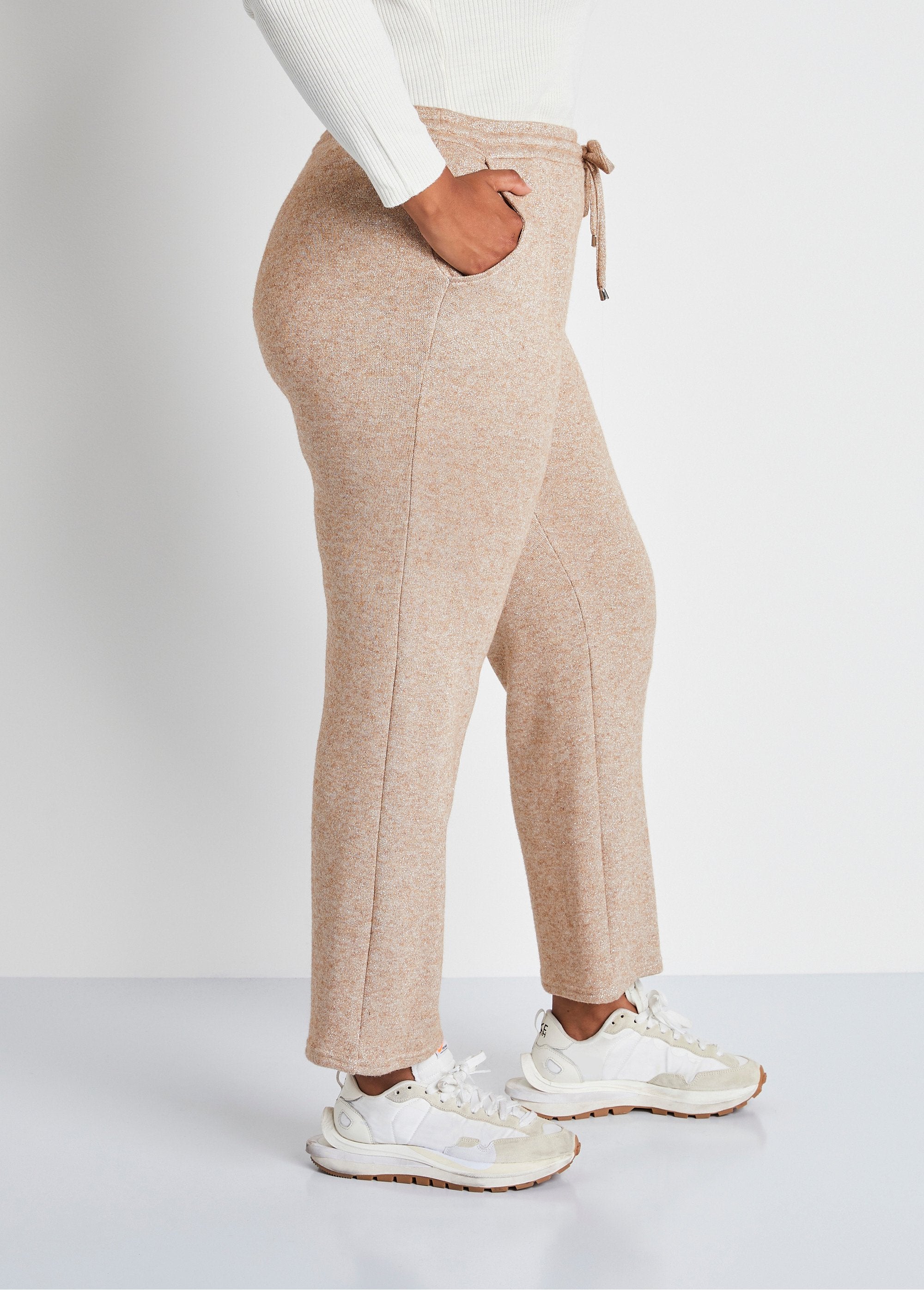 Glimmende_gebreide_joggingbroek_Iriserend_beige_DR1_curvy