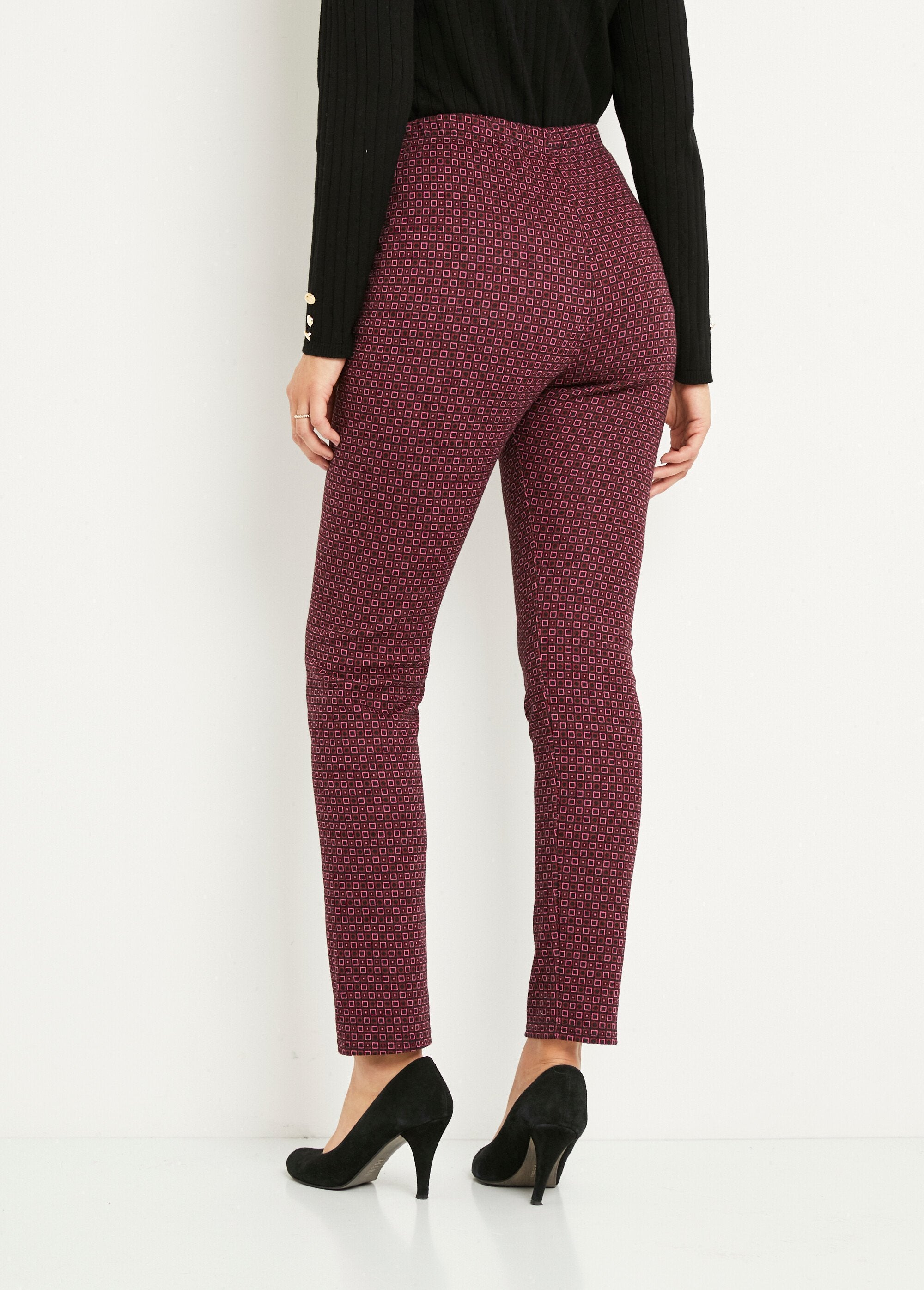 Rechte,_taps_toelopende_broek_met_jacquard_elastische_tailleband_Rose_et_noir_DO1_slim