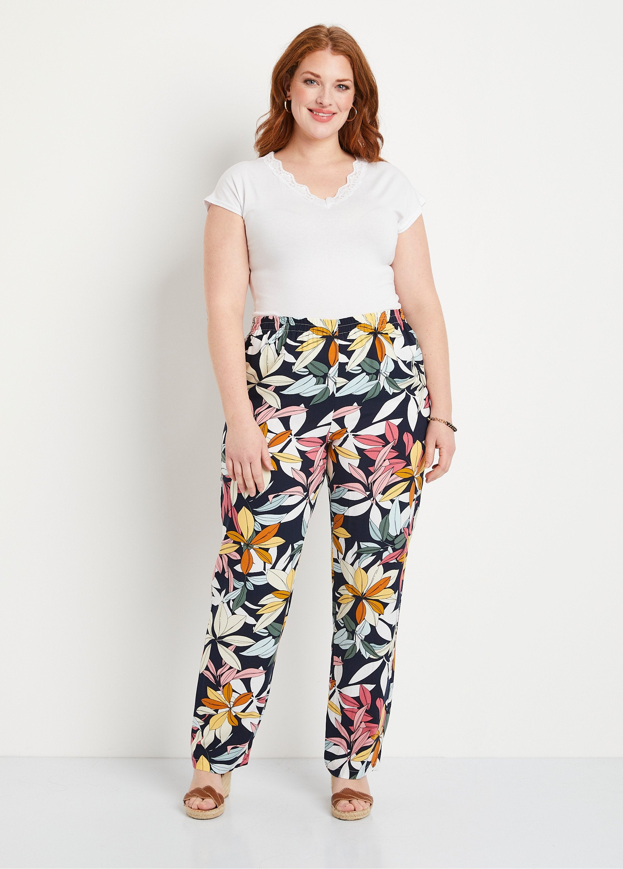 Elasticated_waist_printed_pants_Navy_background_SF1_curvy