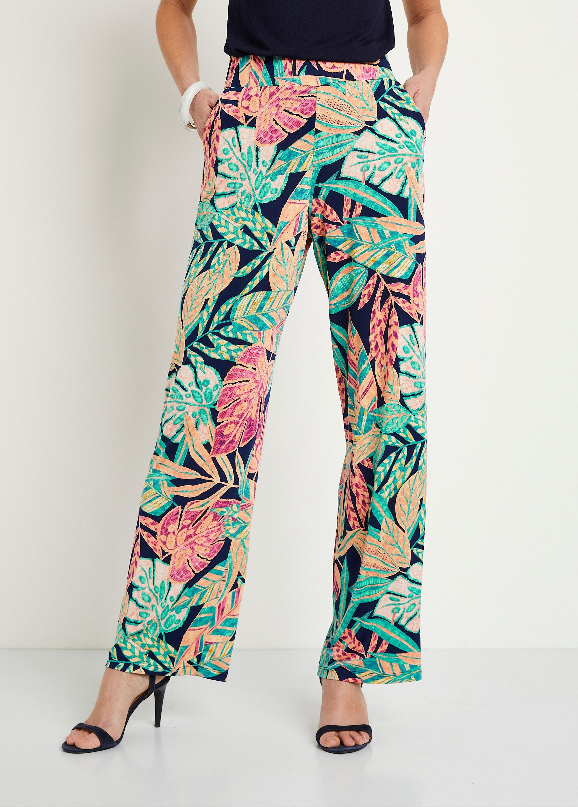 Broek_met_wijde_pijpen_en_elastische_tailleband_Groen_en_roze_FA1_slim