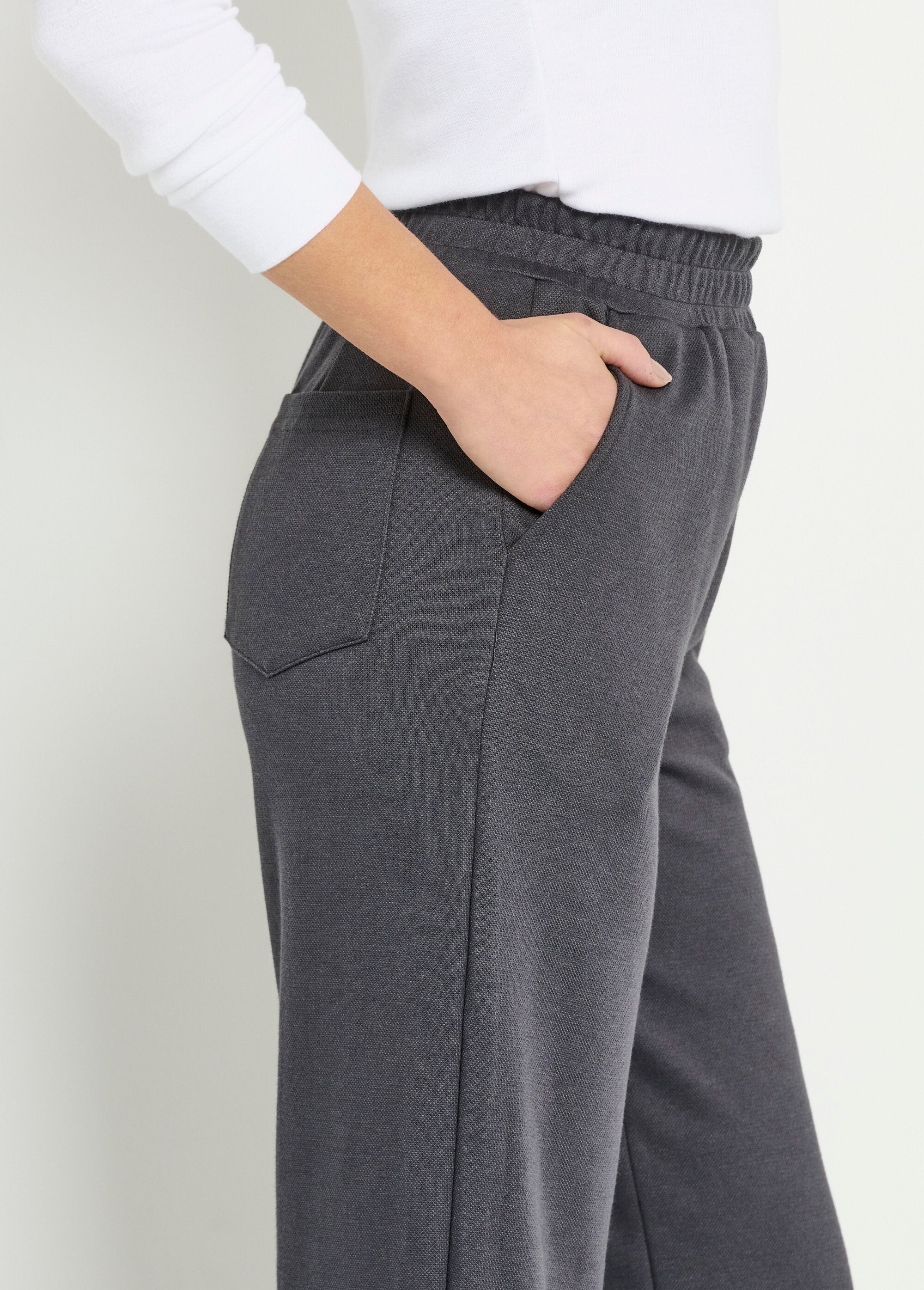 Wide_comfort_polo_knit_pants_Gray_DE1_slim