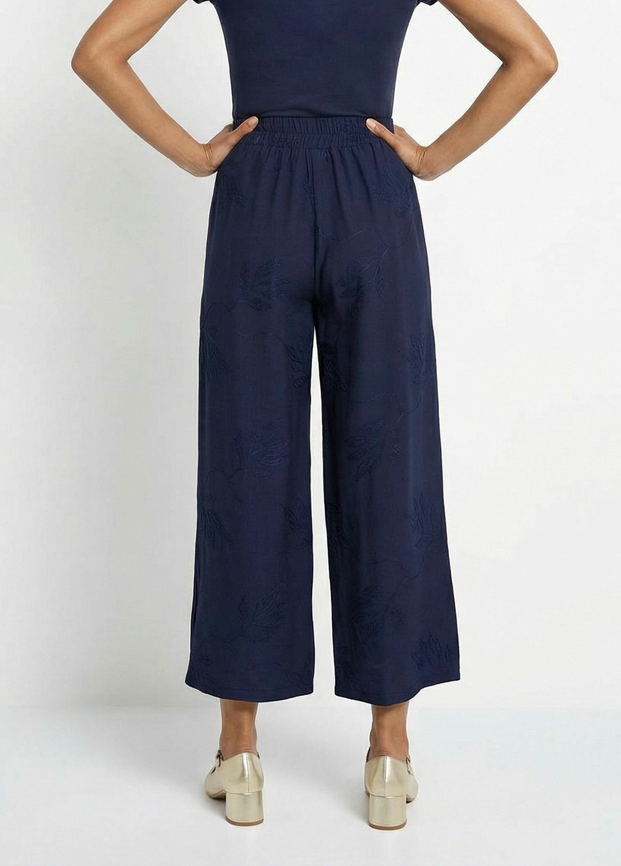 Broek_met_wijde_pijpen_en_elastiek_en_geborduurde_bladeren_Marine_DO1_slim