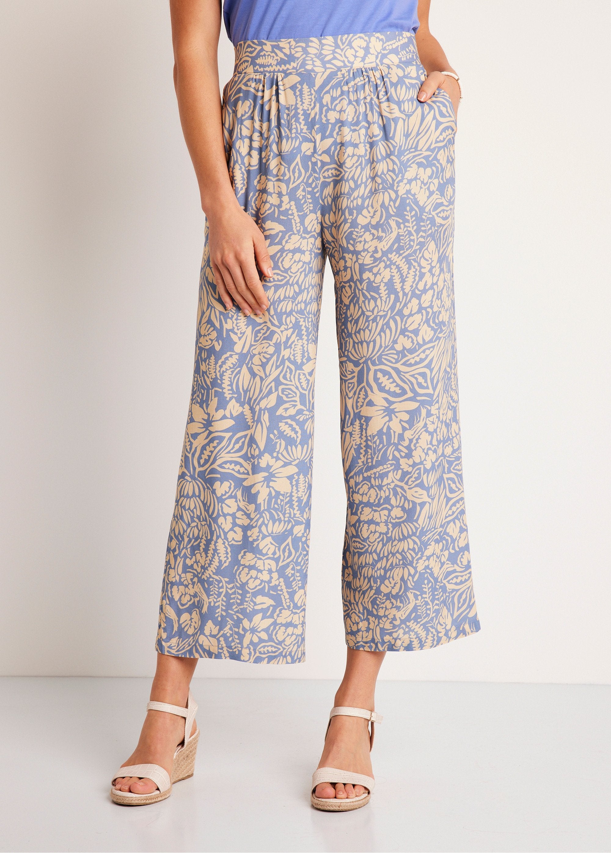 Broek_met_wijde_pijpen_en_elastische_tailleband_in_bloemen-_of_effen_dessin_Blauw_en_ecru_FA1_slim