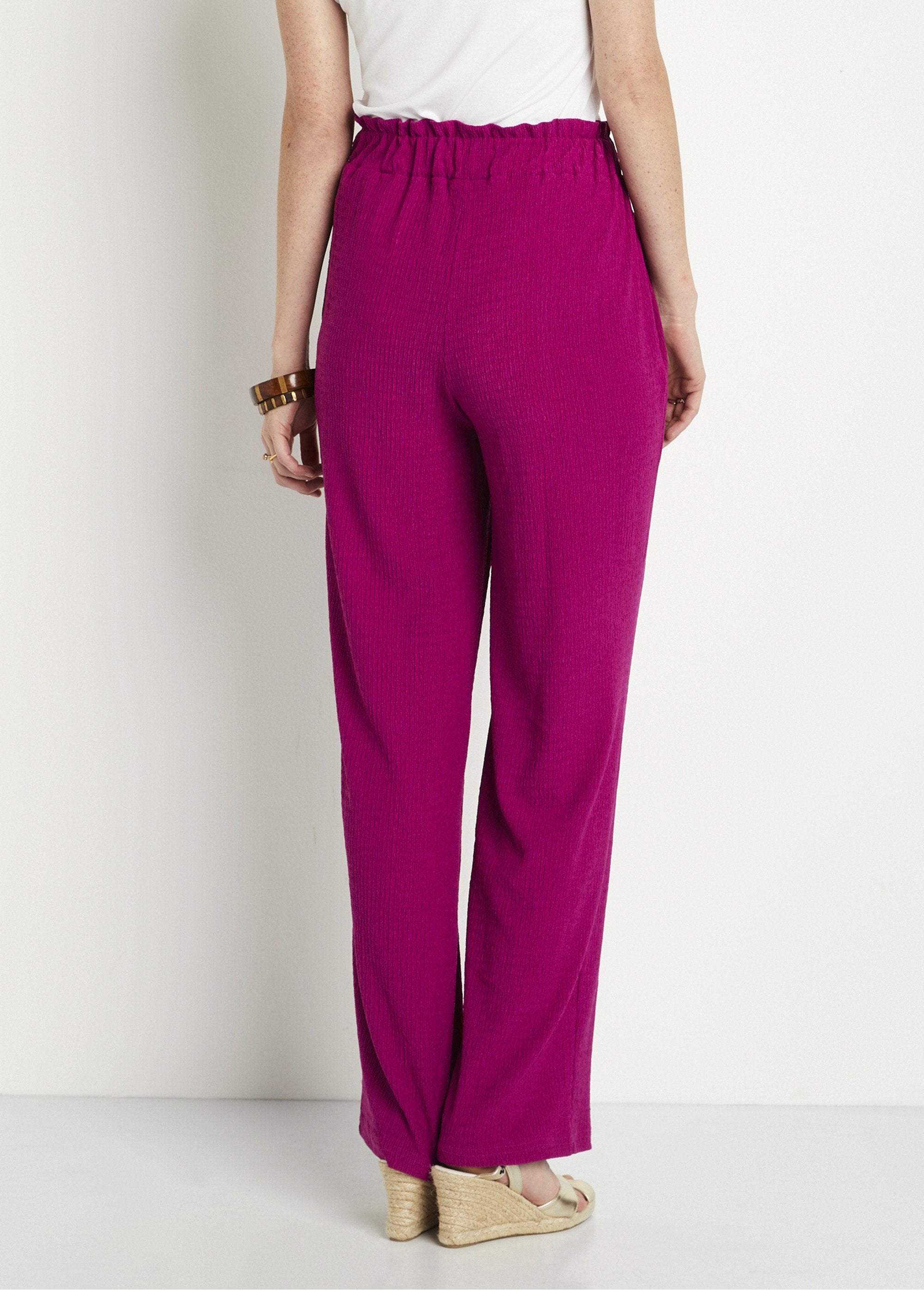 Broek_met_wijde_pijpen_en_elastische_gebreide_tailleband_Fuchsia_DO1_slim