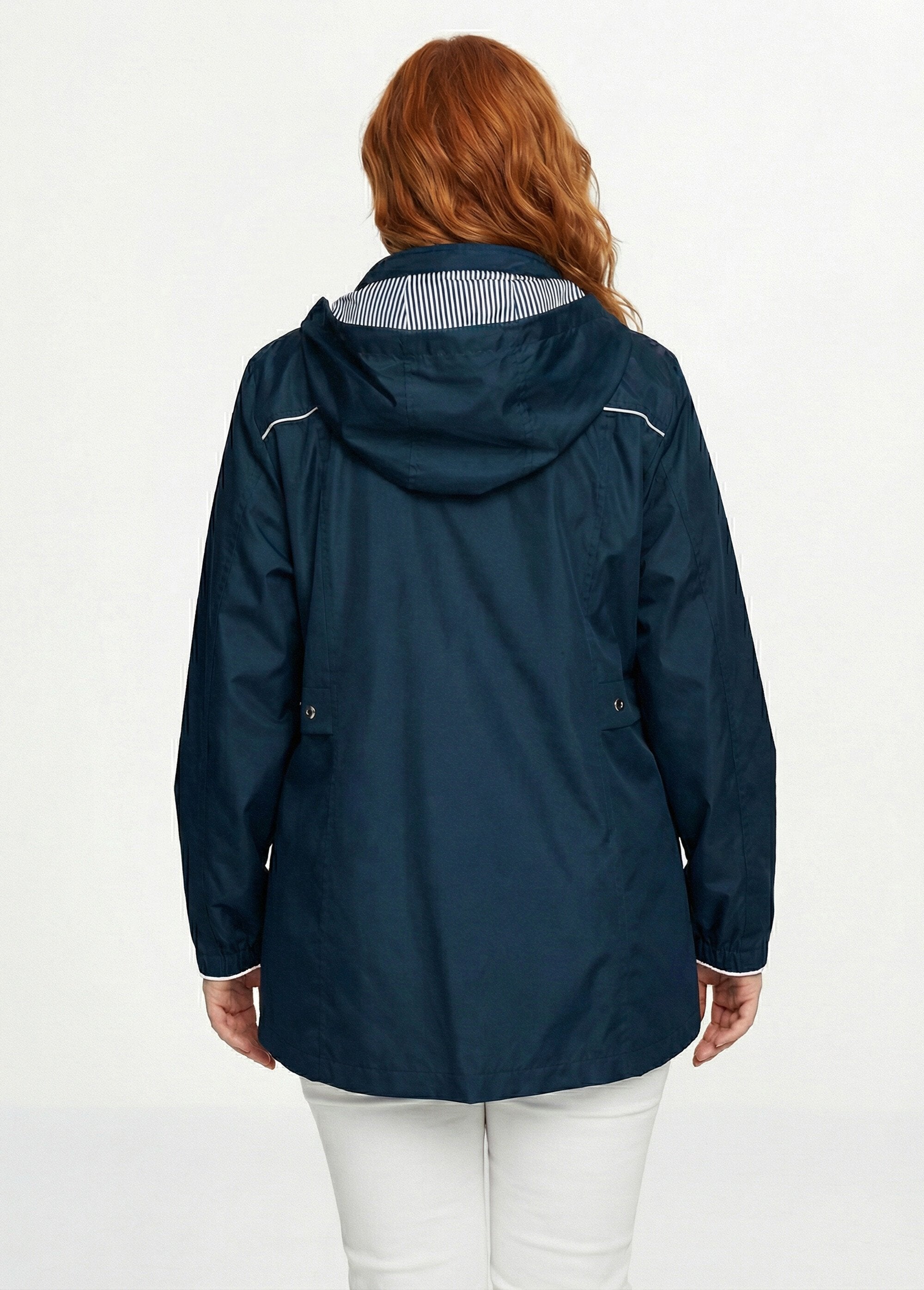 Lichtgewicht_korte_parka_met_ritssluiting_en_capuchon_Marien_DO1_curvy