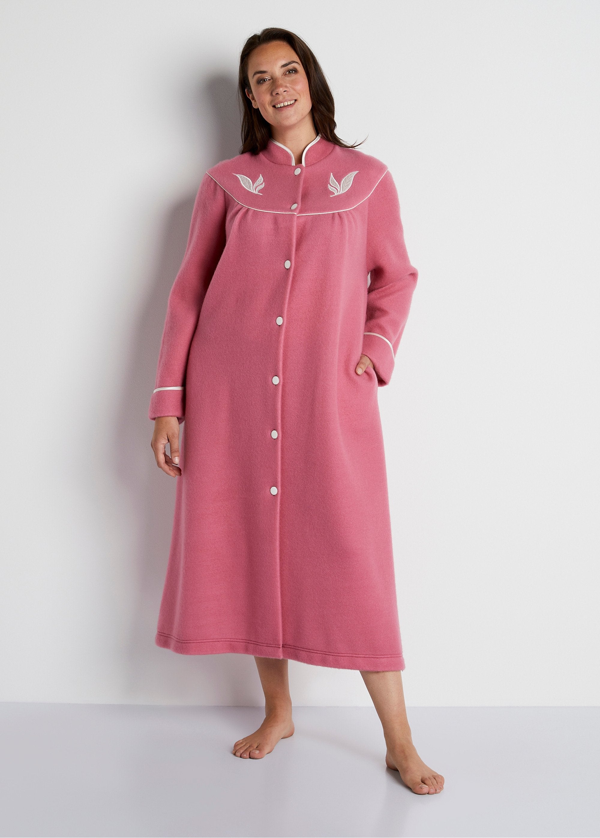 Badjas_van_fleece_met_knopen_ROZE_FA1_curvy