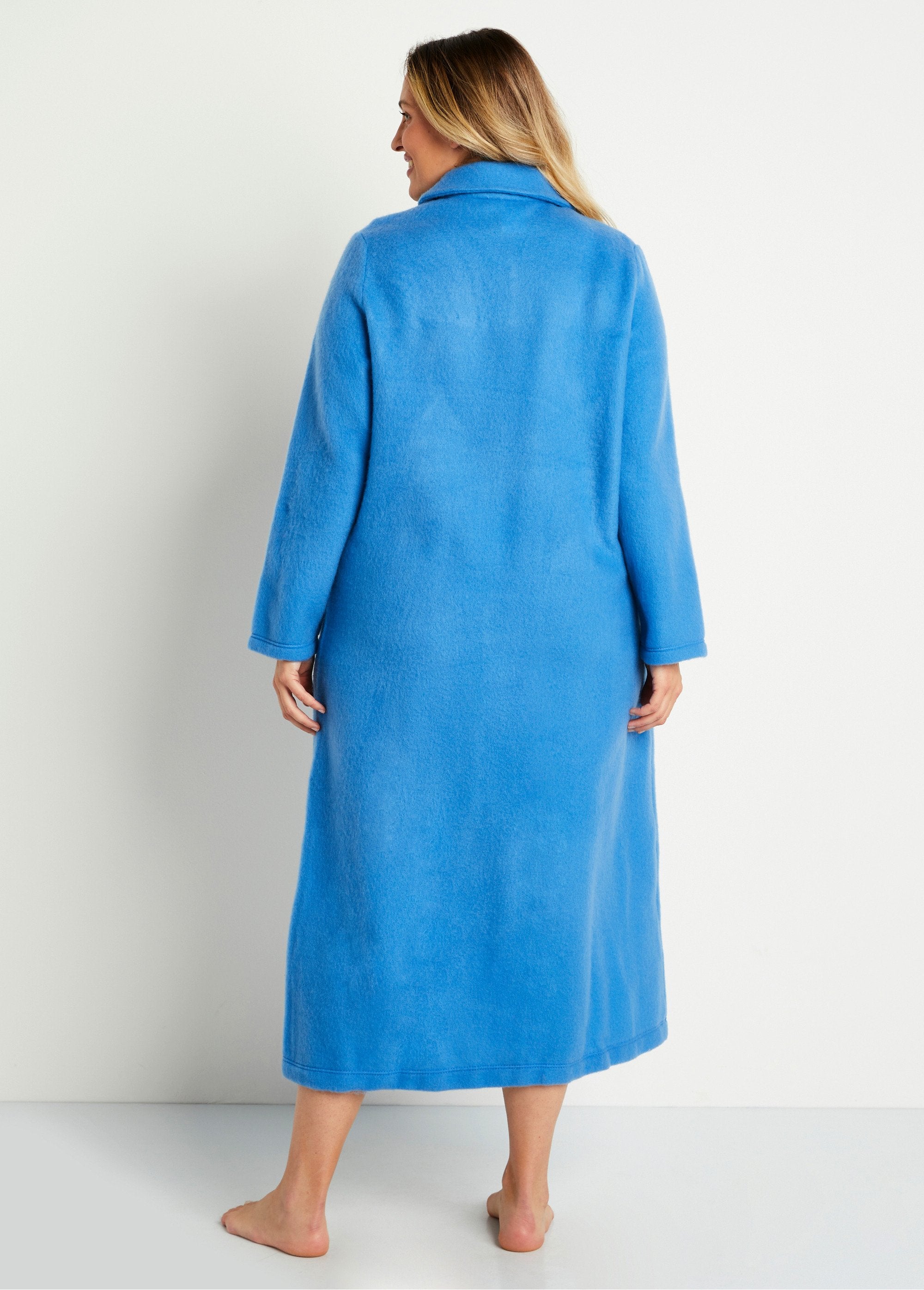 Lange_badjas_van_fleece_met_geborduurde_sjaalkraag_en_knopen_BLAUW_DO1_curvy