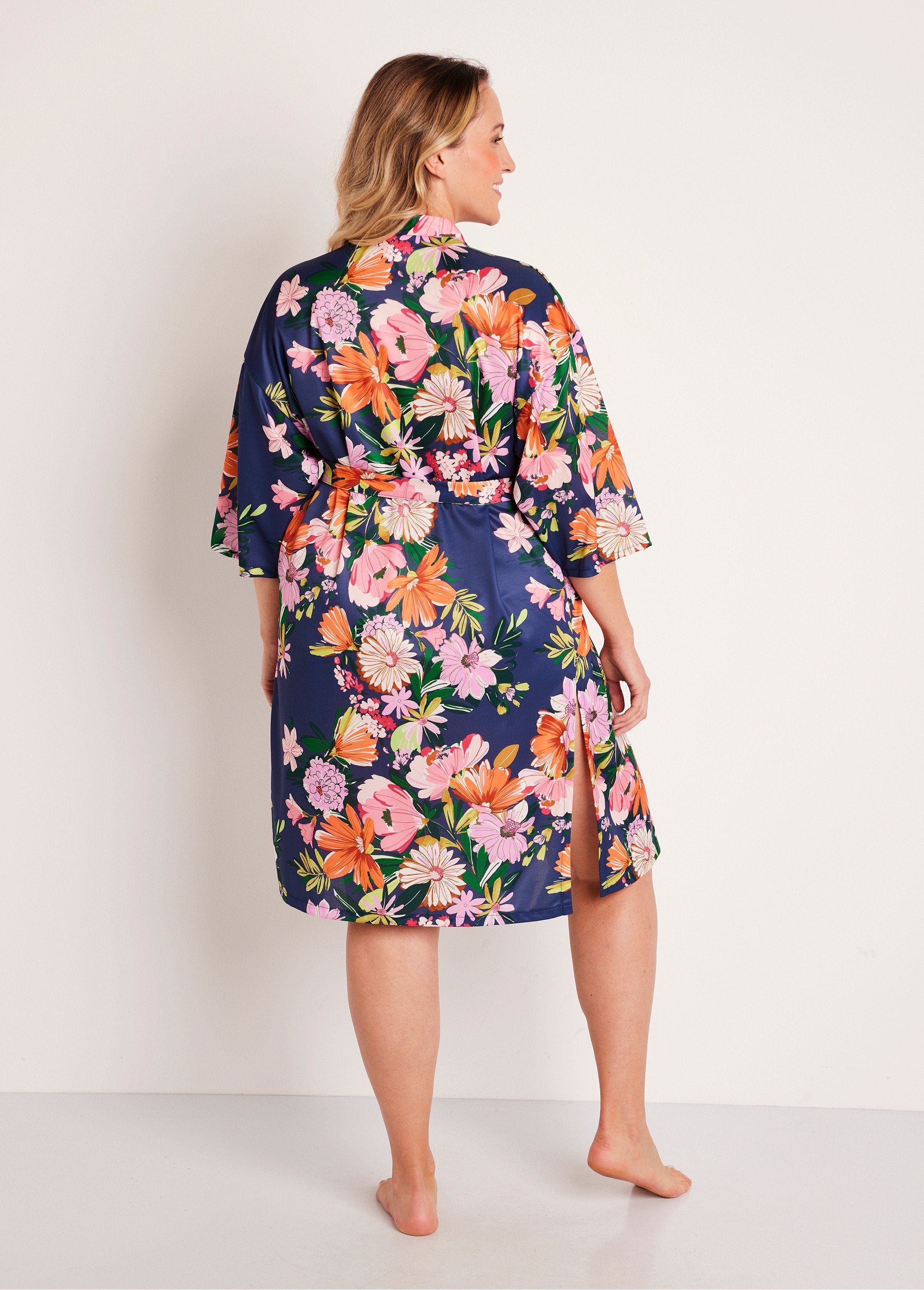 Halflange_satijnen_kimono_badjas_Marine_print_DO1_curvy