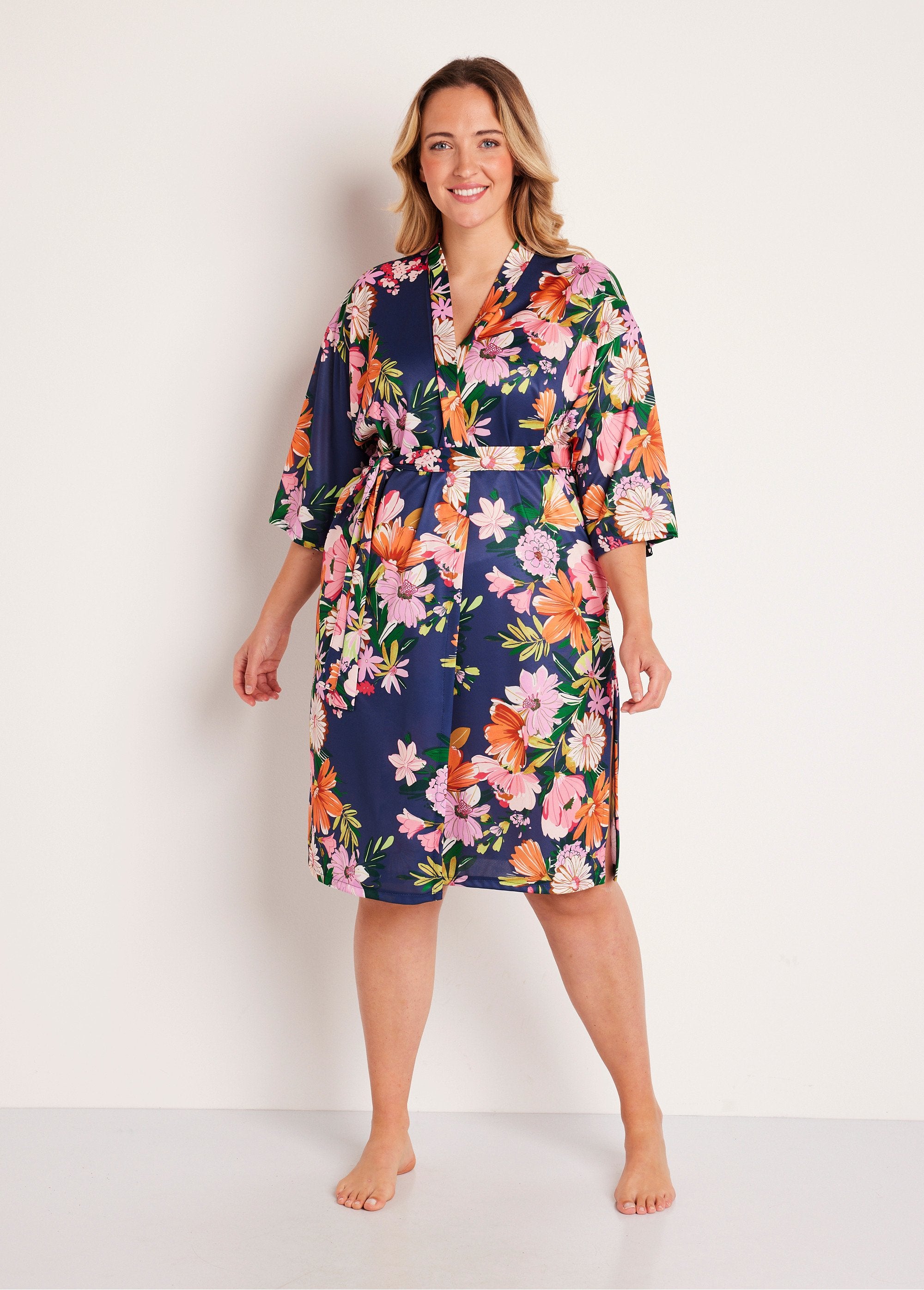 Halflange_satijnen_kimono_badjas_Marine_print_FA1_curvy