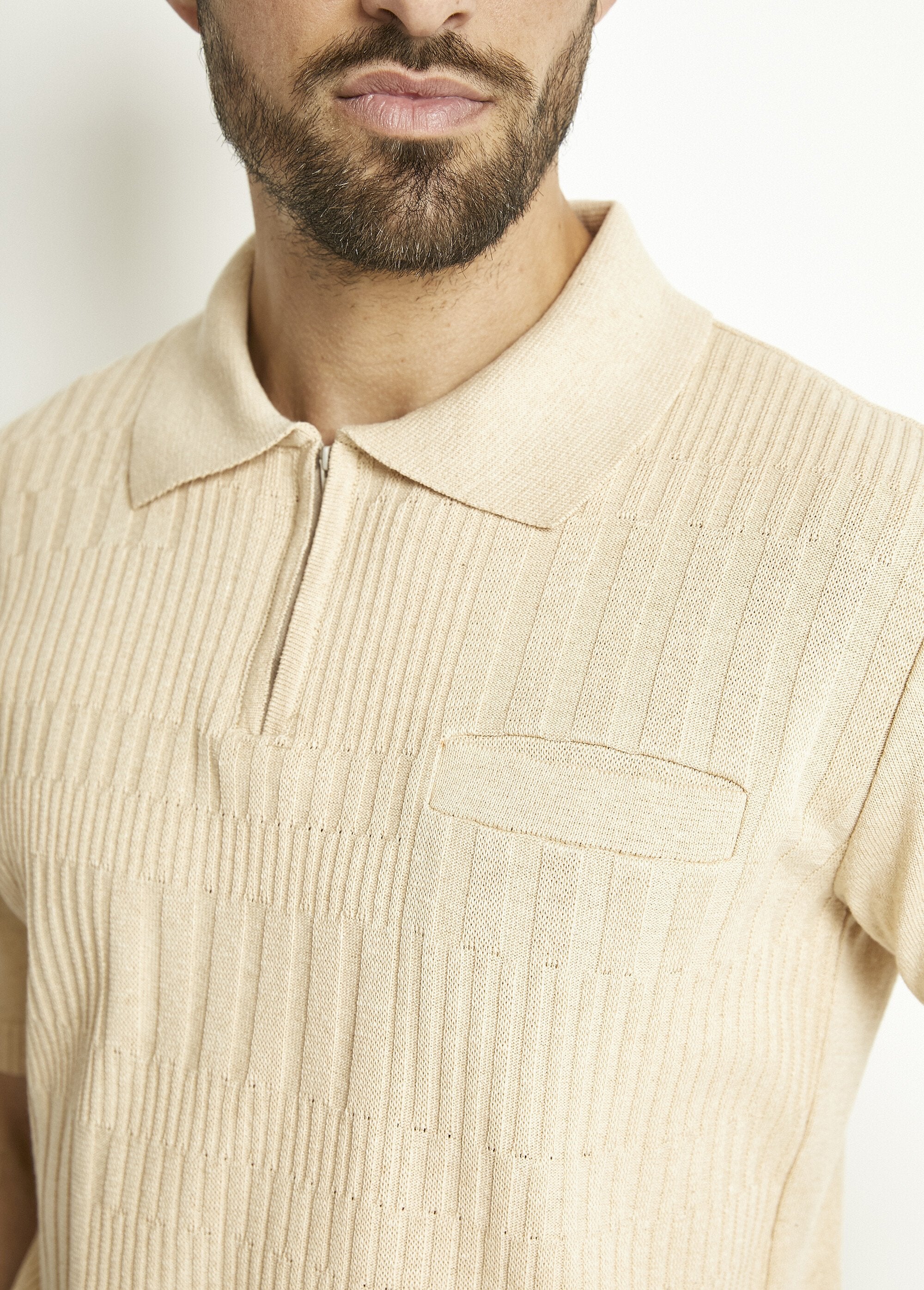 Plain_short-sleeved_zipped_polo_shirt_in_carded_cotton_Beige_DE1_slim