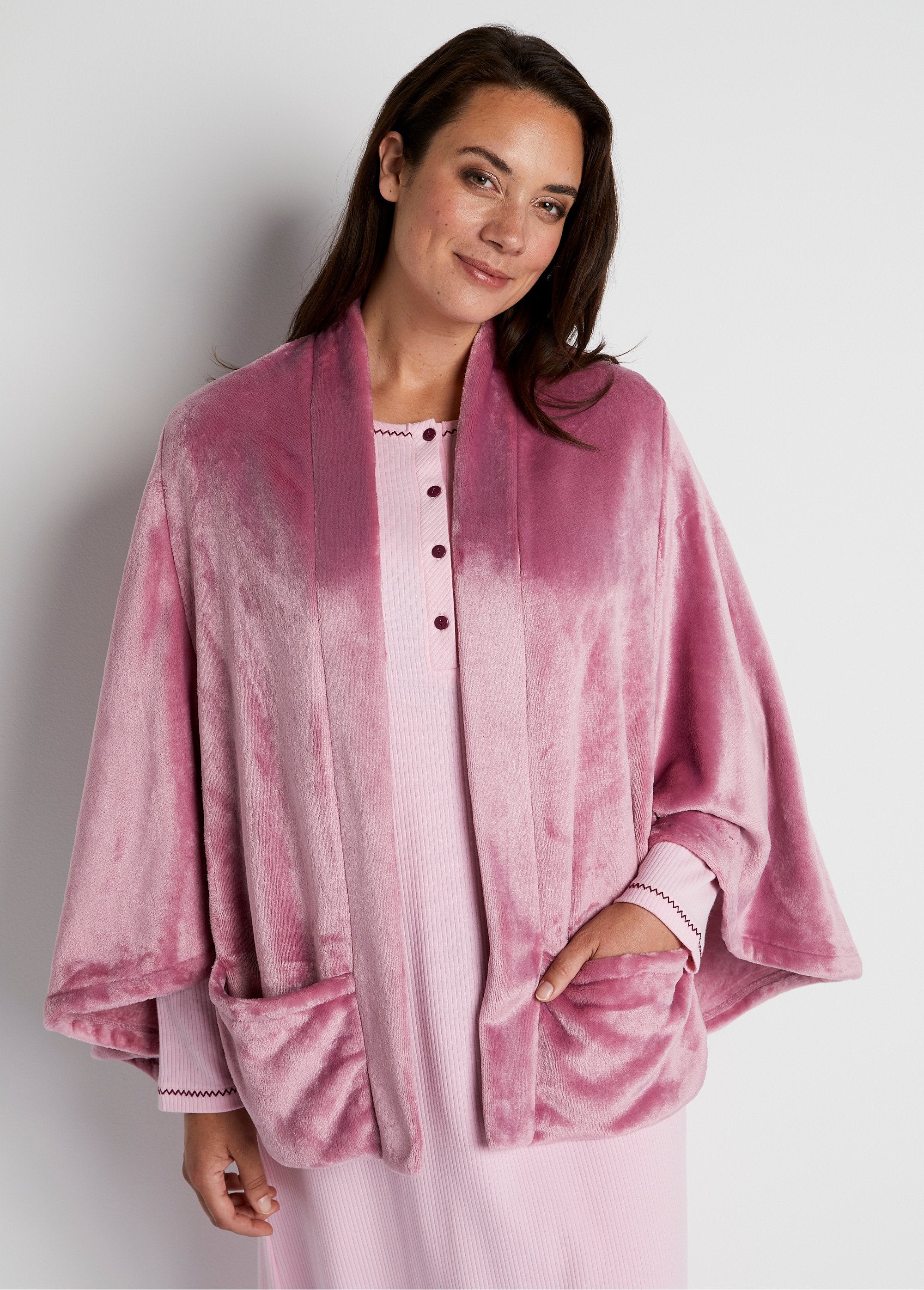 Poncho_bord_à_bord_en_maille_peluche_Rose_the_FA1_curvy