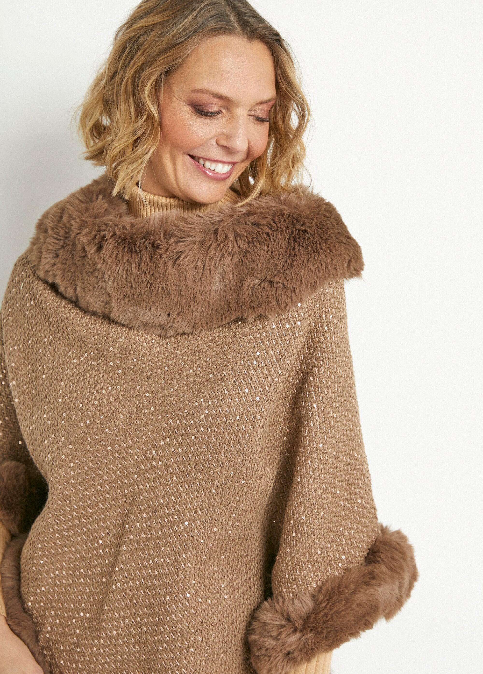 Poncho_met_bontrand_in_pailletten_Camel_DE1_slim