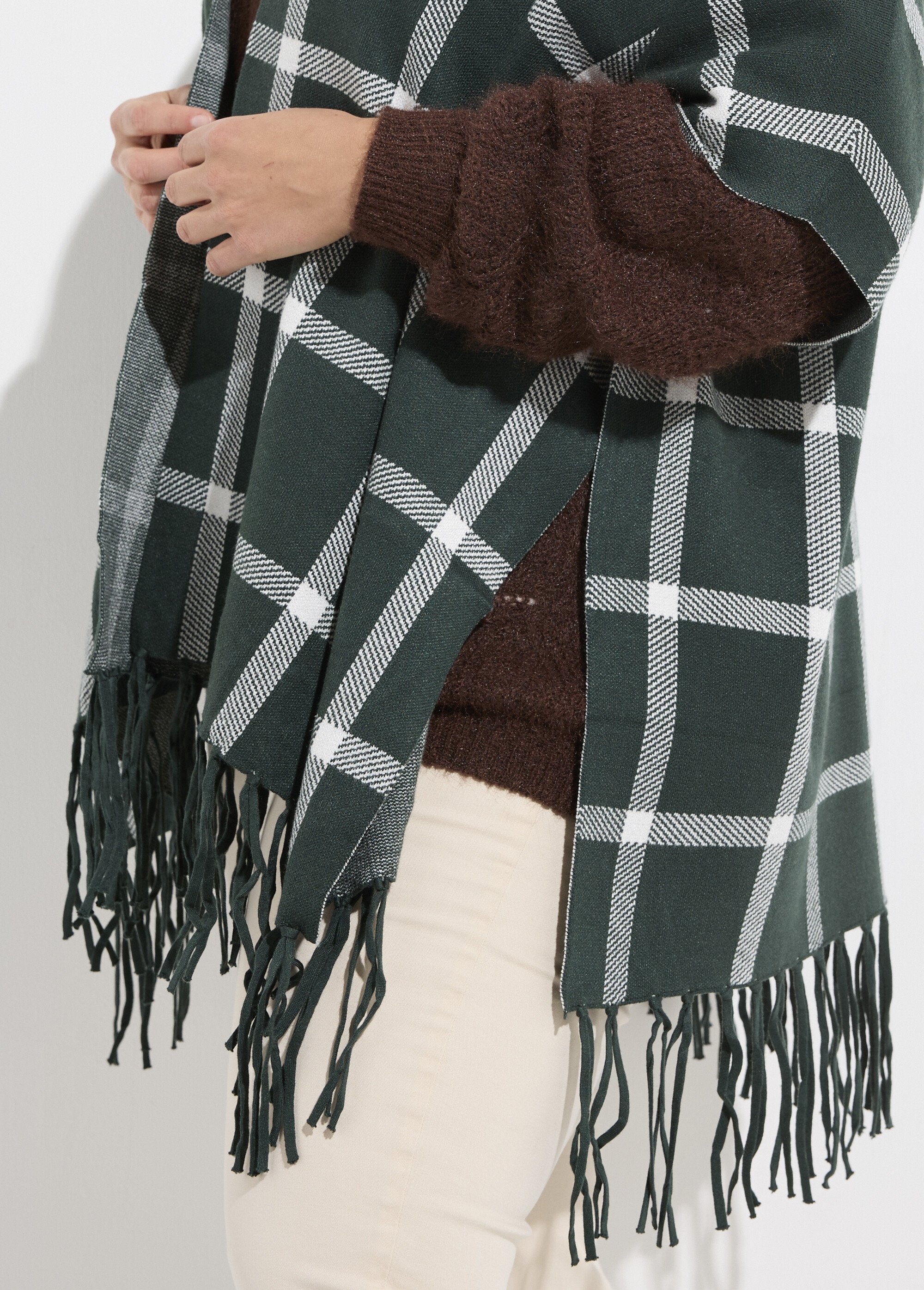 Poncho_cape_en_maille,_motif_carreaux_Carreaux_vert_DE1_curvy