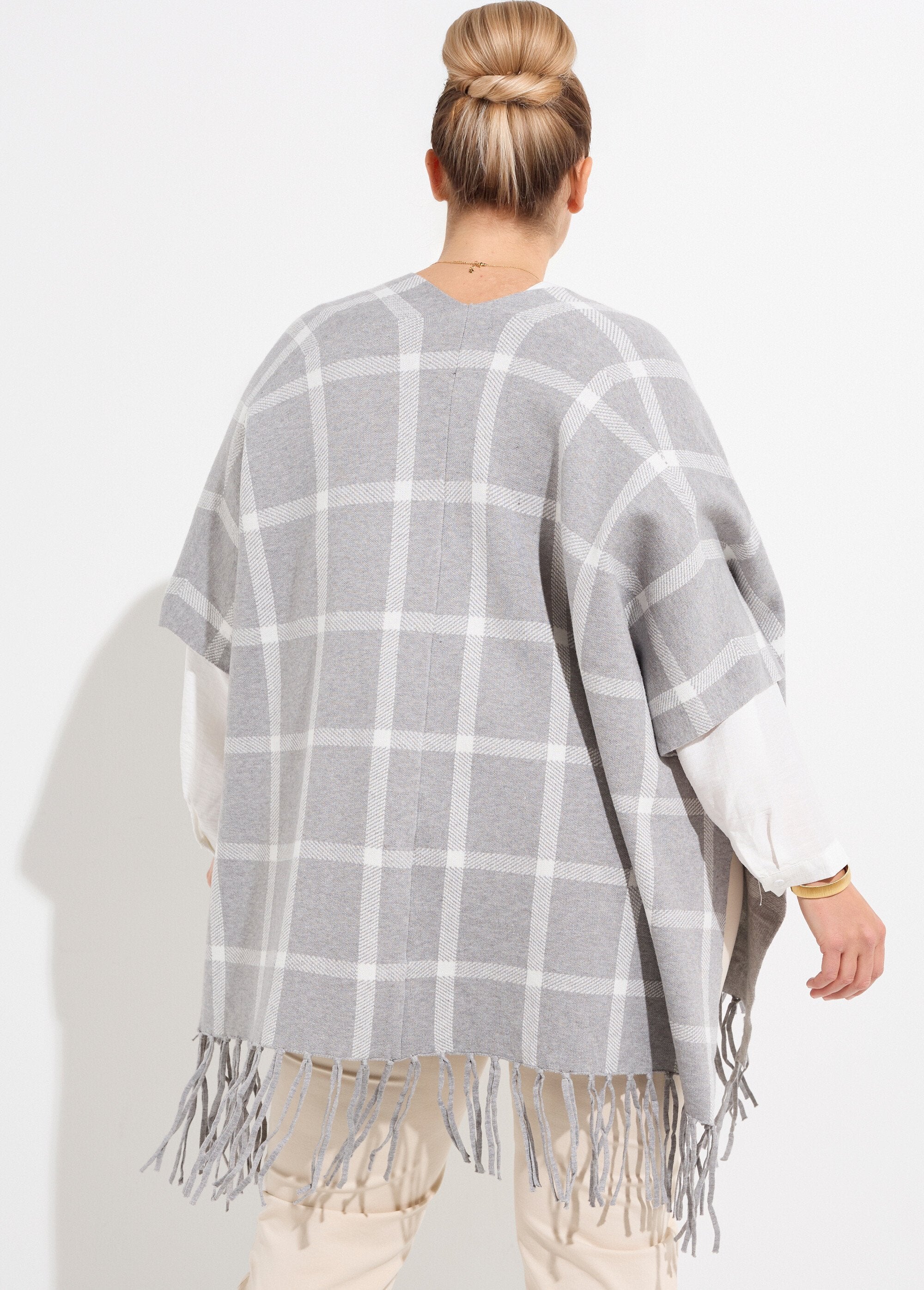 Poncho_cape_en_maille,_motif_carreaux_Carreaux_gris_DO1_curvy