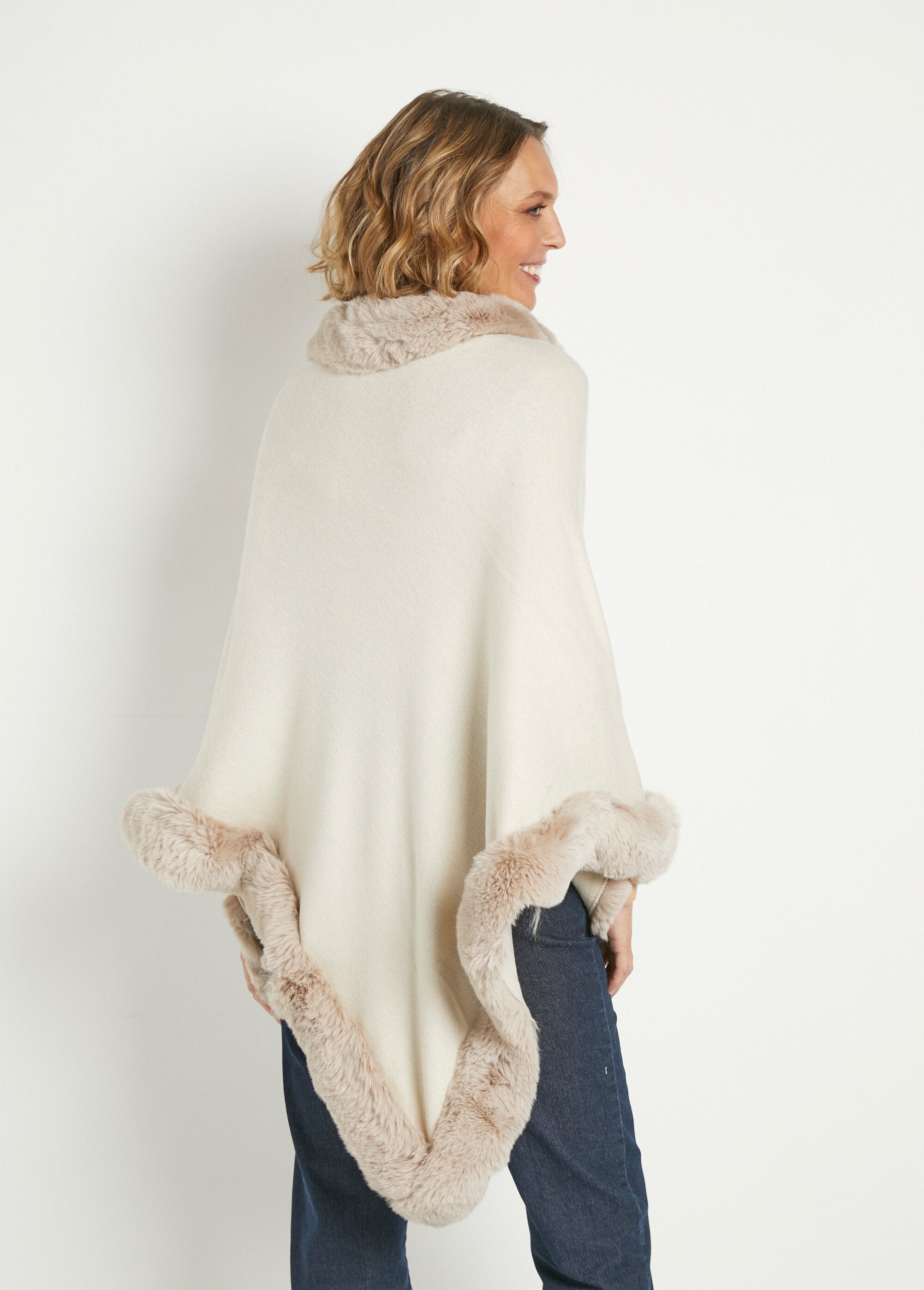 Poncho_en_maille_avec_bord_fourrure_Beige_DO1_slim