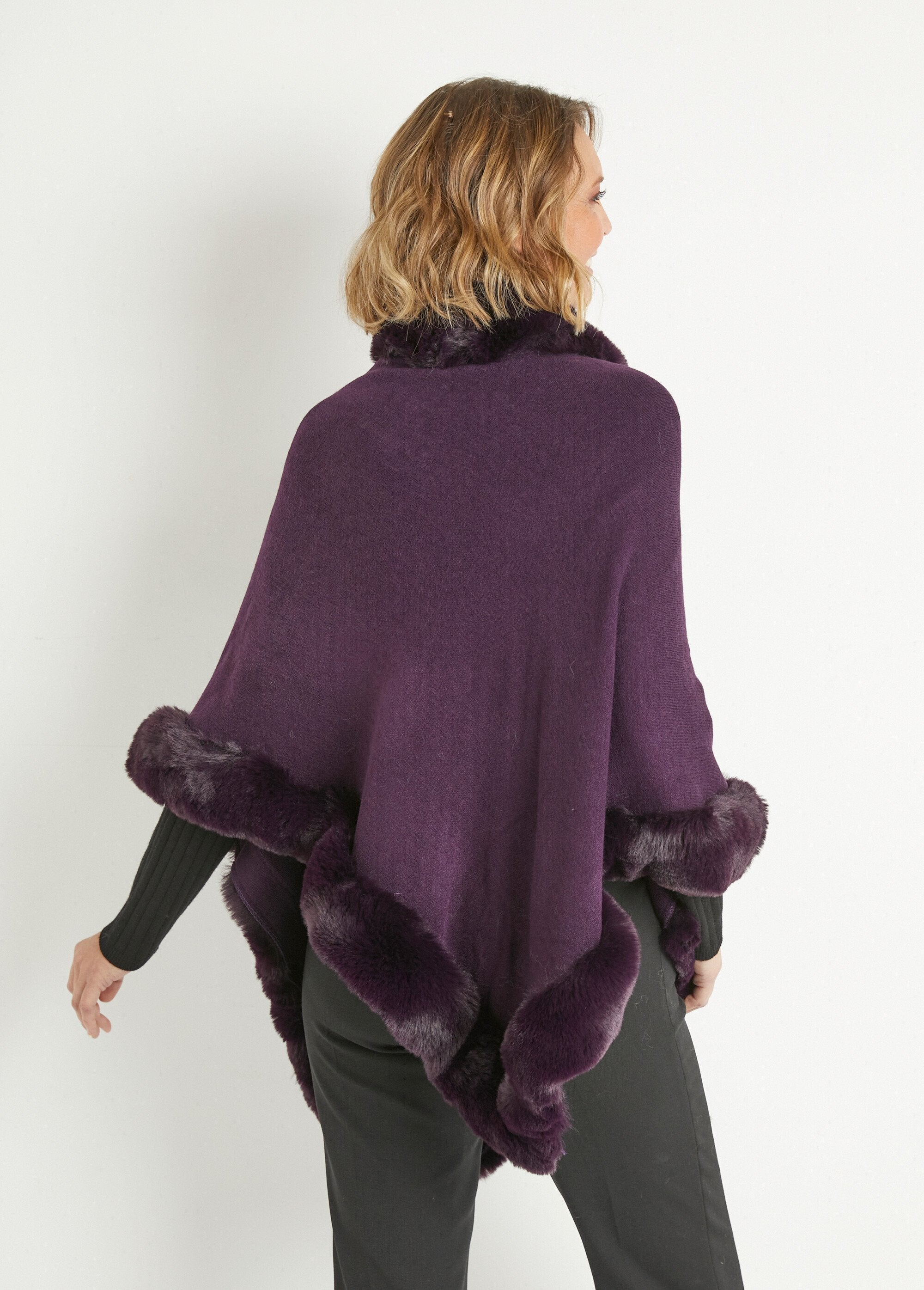 Gebreide_poncho_met_bontrand_Prune_DO1_slim