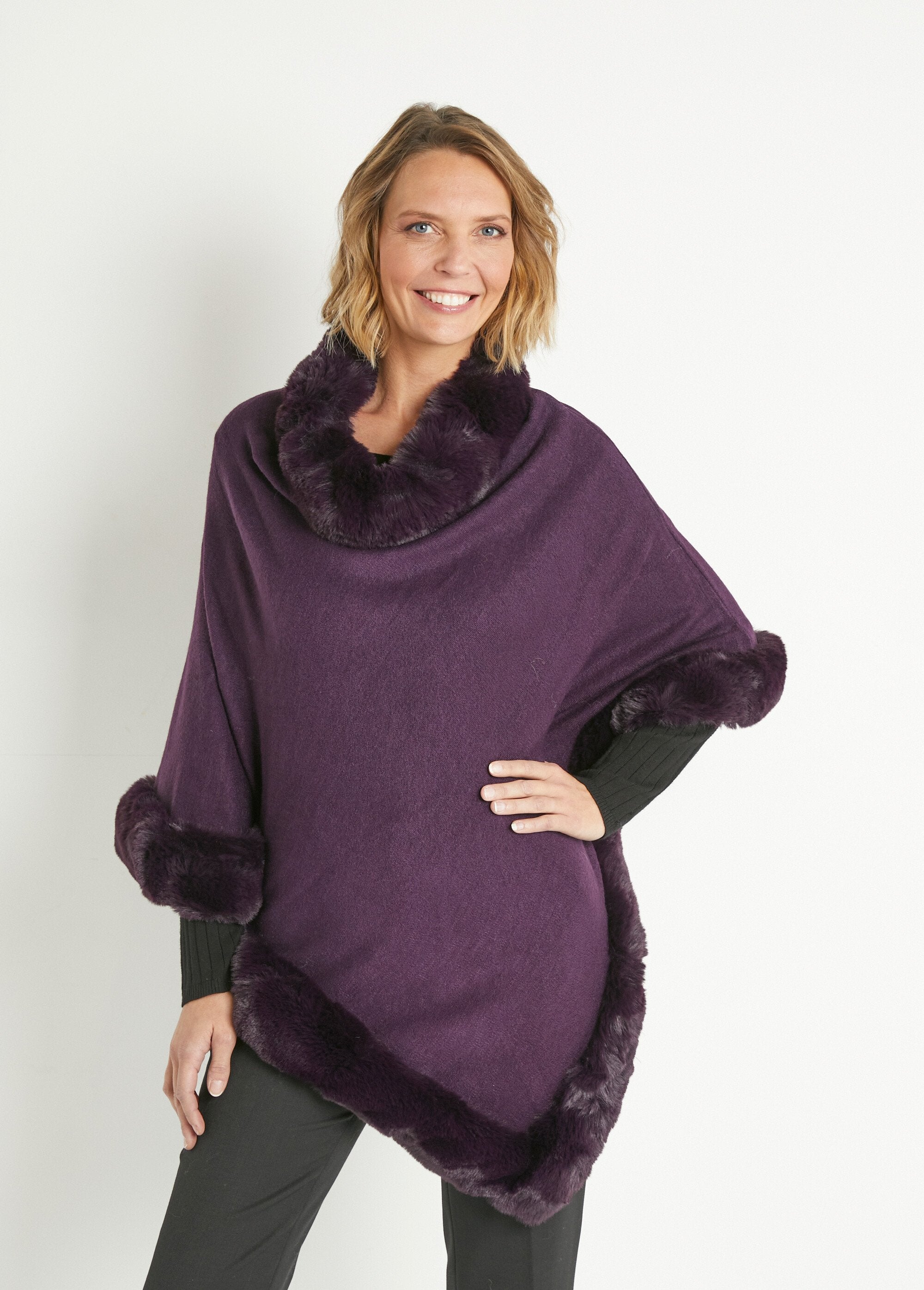 Gebreide_poncho_met_bontrand_Prune_FA1_slim