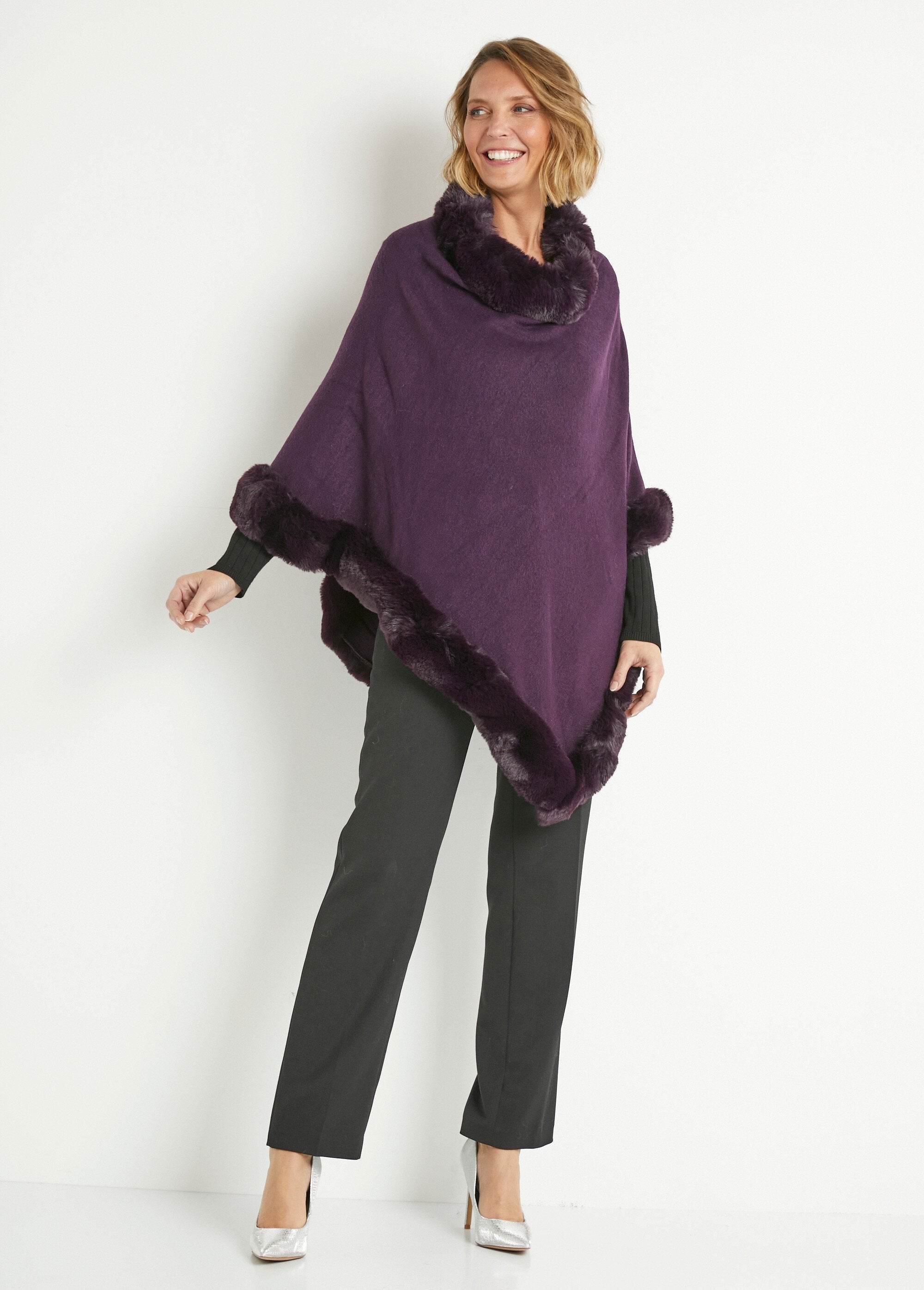 Gebreide_poncho_met_bontrand_Prune_SF1_slim