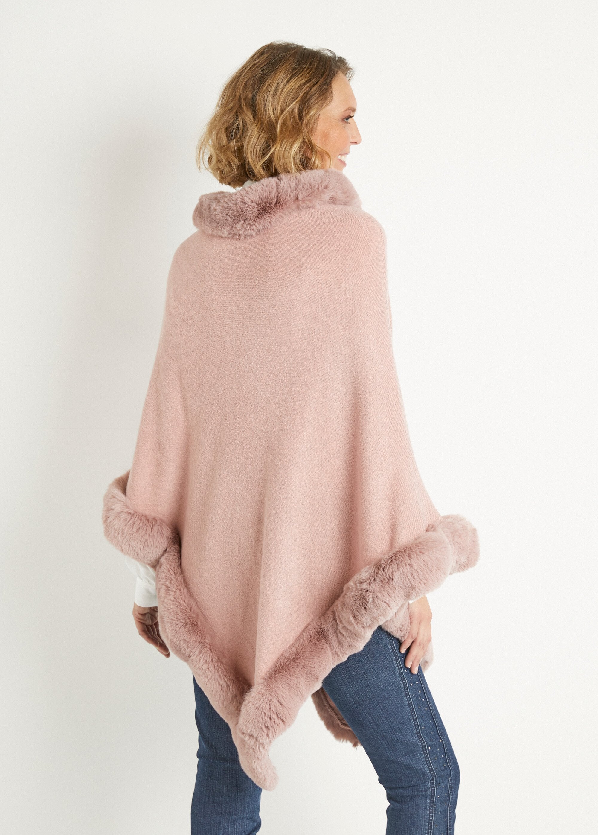 Gebreide_poncho_met_bontrand_Rose_DO1_slim