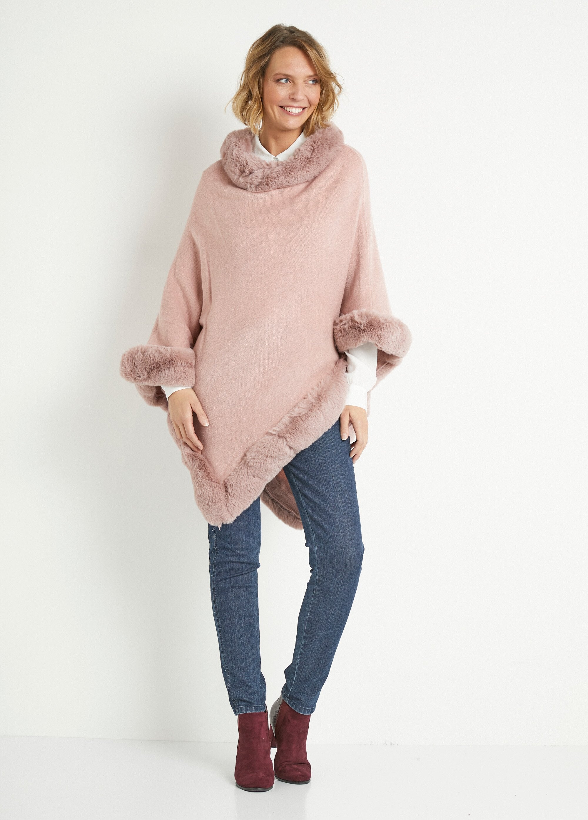 Gebreide_poncho_met_bontrand_Rose_SF1_slim