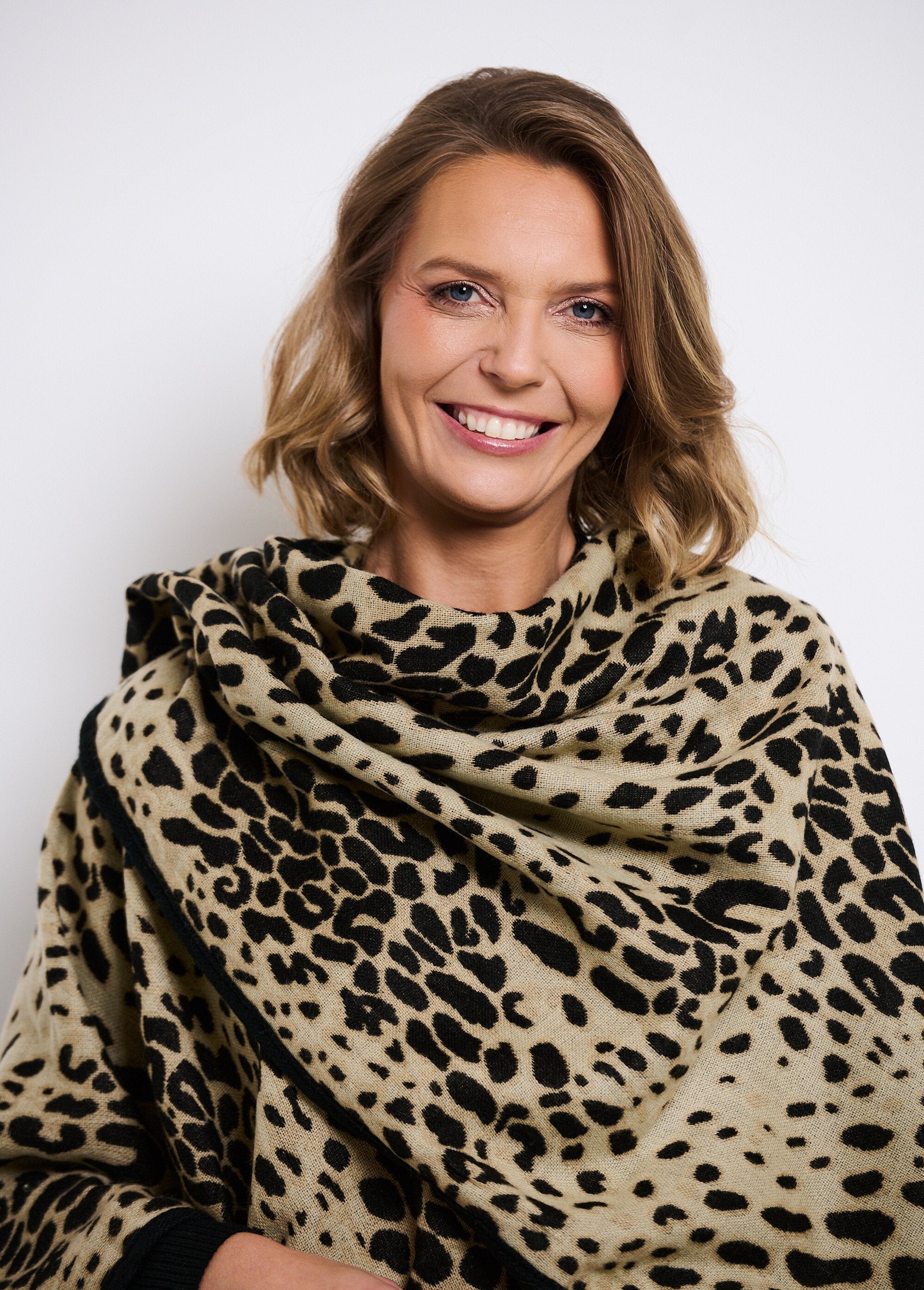 Poncho_met_luipaardprint_en_bijpassende_bias_Leopard_DE1_slim