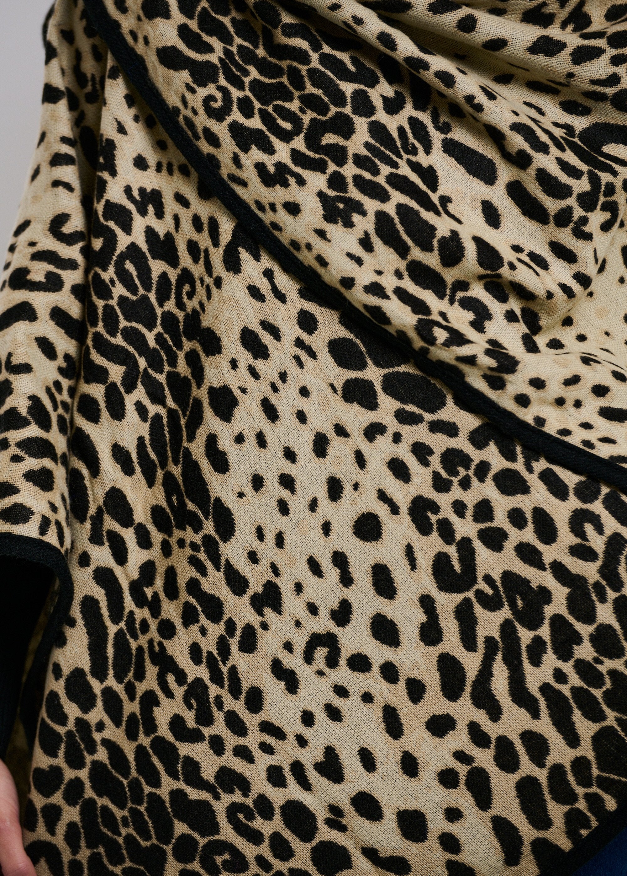 Poncho_met_luipaardprint_en_bijpassende_bias_Leopard_DE2_slim