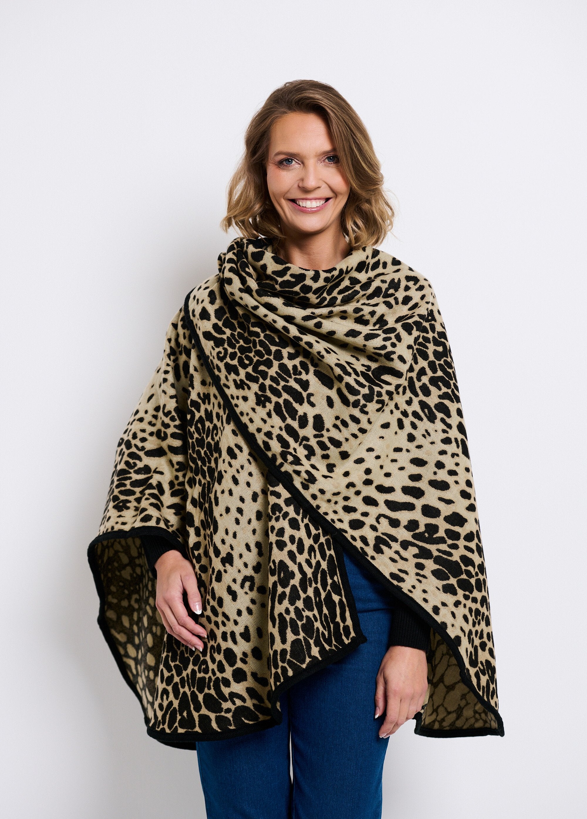 Poncho_met_luipaardprint_en_bijpassende_bias_Leopard_FA2_slim