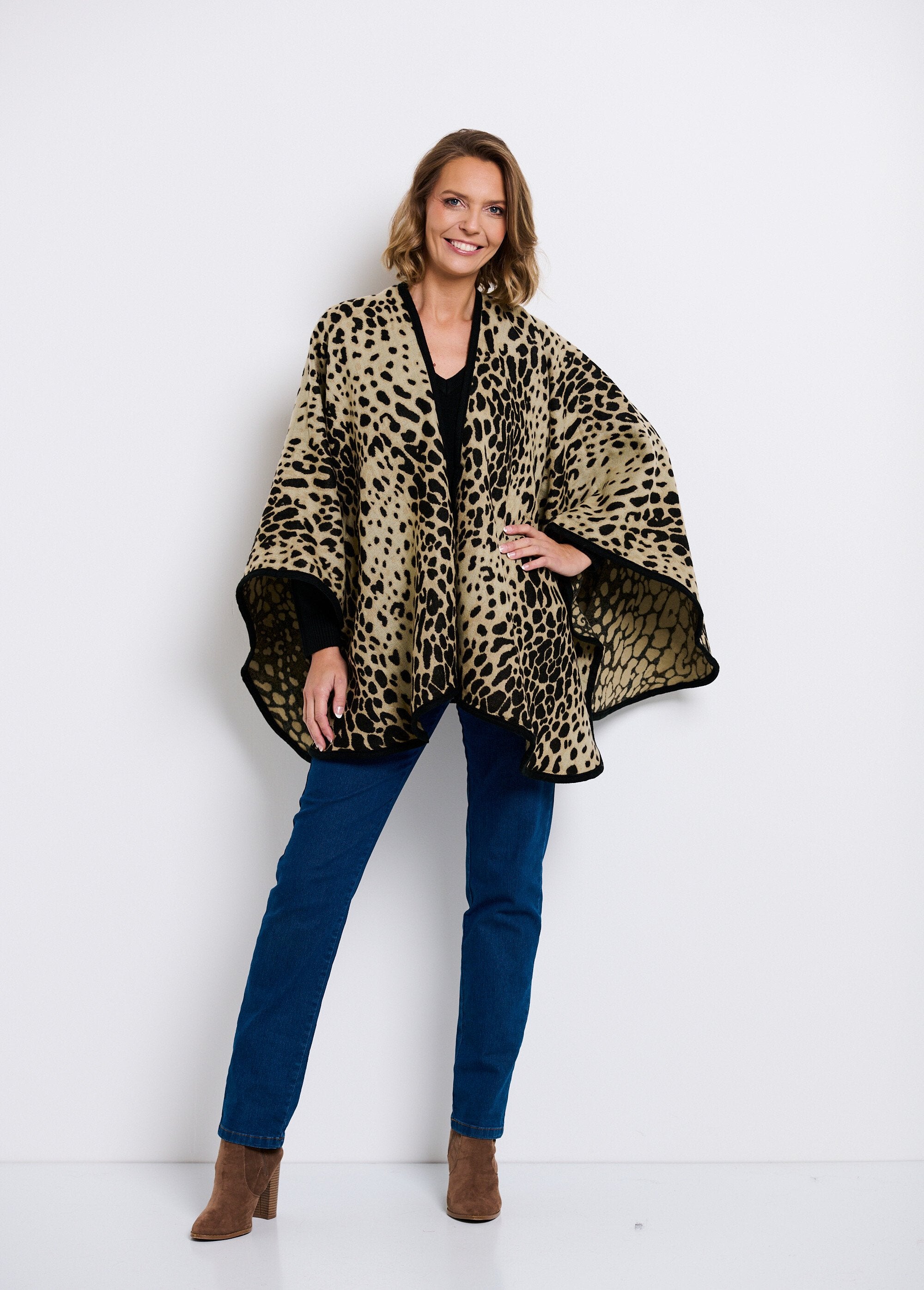 Poncho_met_luipaardprint_en_bijpassende_bias_Leopard_SF1_slim