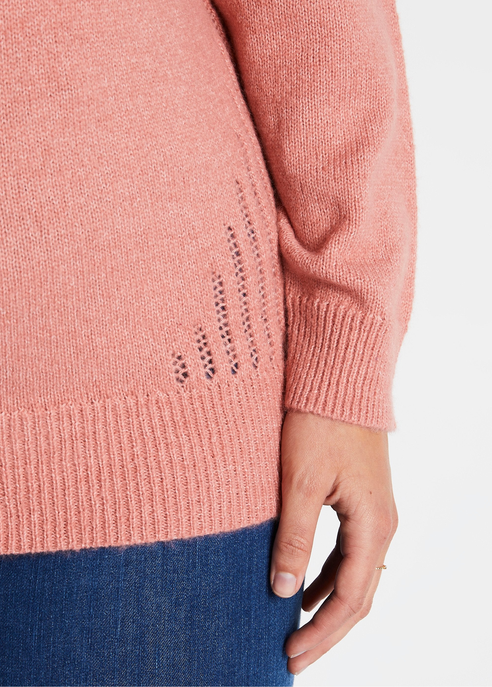 Pull_ajouré_avec_fibres_recyclées_et_laine_Rose_DE2_curvy