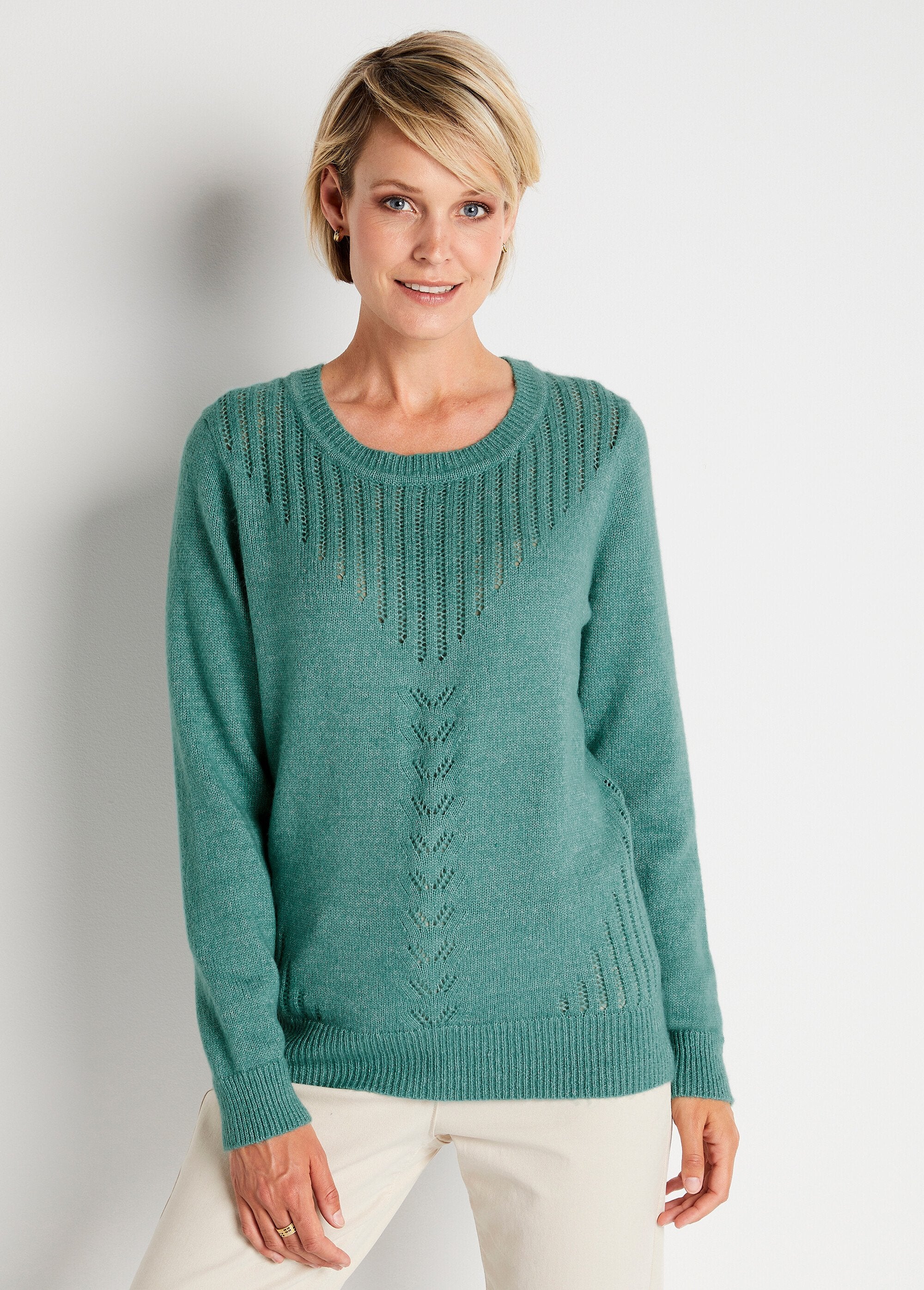 Pull_ajouré_avec_fibres_recyclées_et_laine_Aqua_FA1_slim