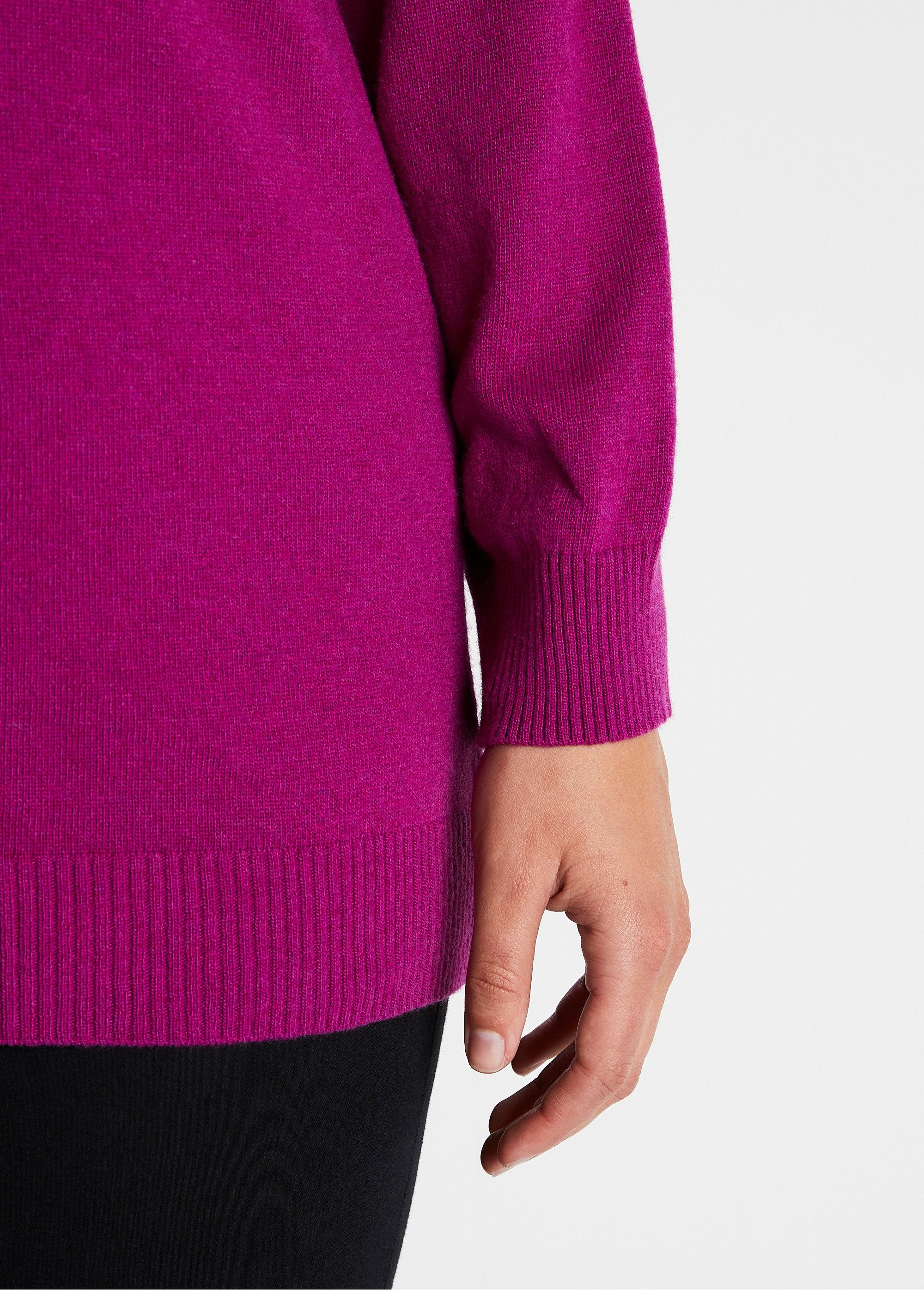 Sweater_with_recycled_fibers,_wool_and_cashmere_Cassis_DE2_curvy