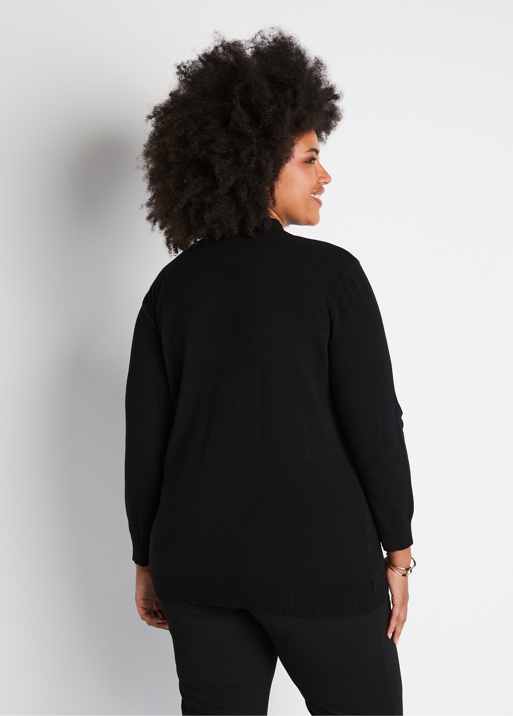 Pull_avec_fibres_recyclées,_laine_et_cachemire_Noir_DO1_curvy