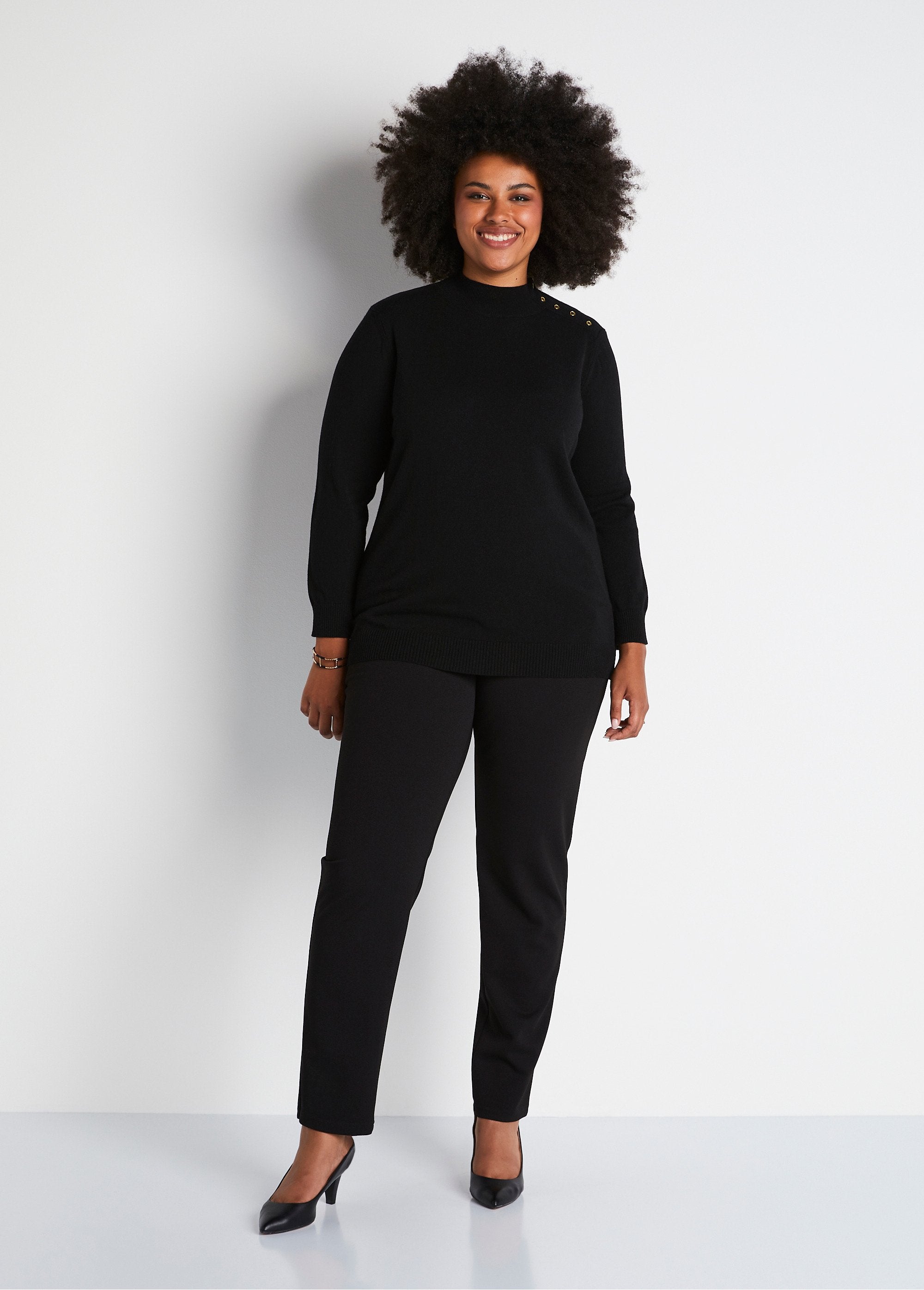 Pull_avec_fibres_recyclées,_laine_et_cachemire_Noir_SF1_curvy