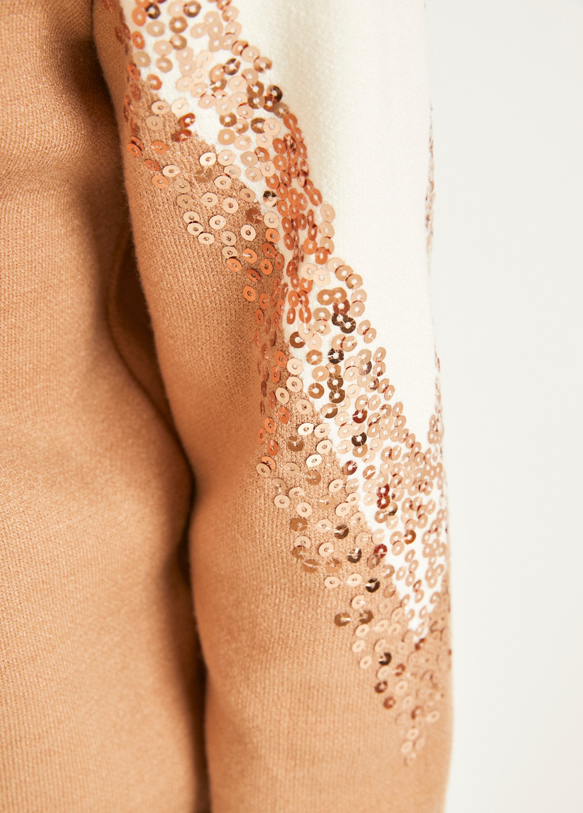 Pull_bicolore_manches_longues_à_sequins_Beige_et_camel_DE2_slim