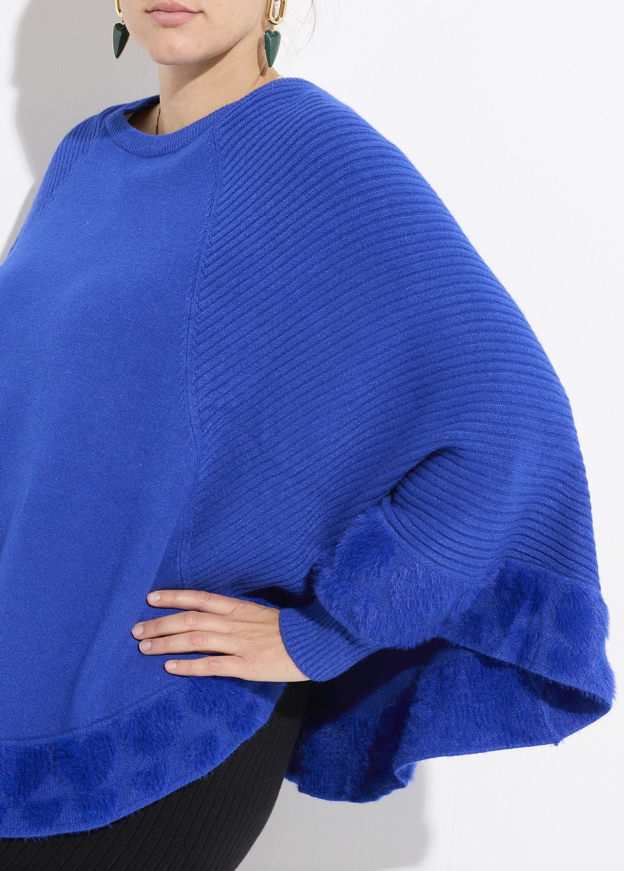 Poncho_cape_maille_coeurs_et_col_rond_Bleu_vif_DE1_curvy