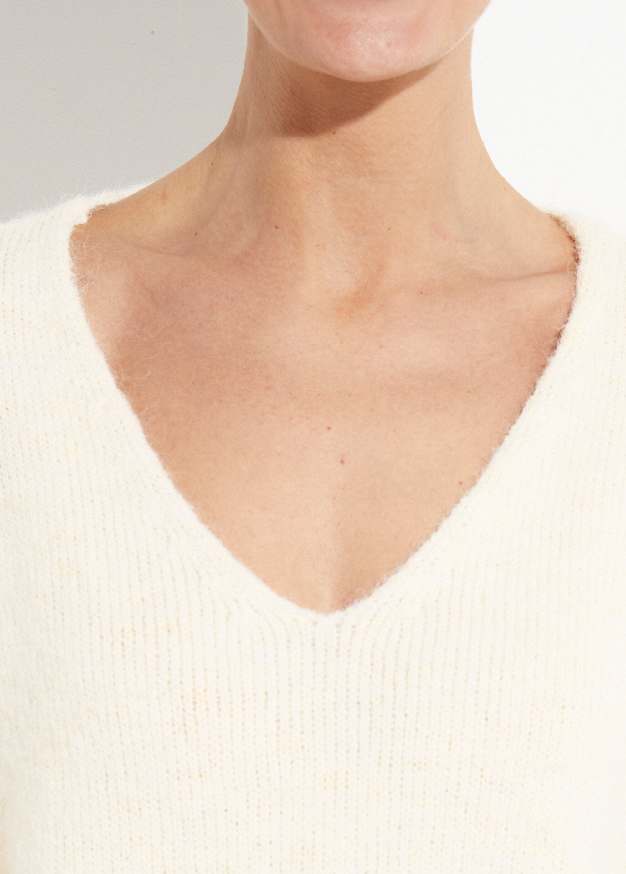 Warme_2-in-1_trui_met_kanten_mouwen_Ecru_DE1_slim