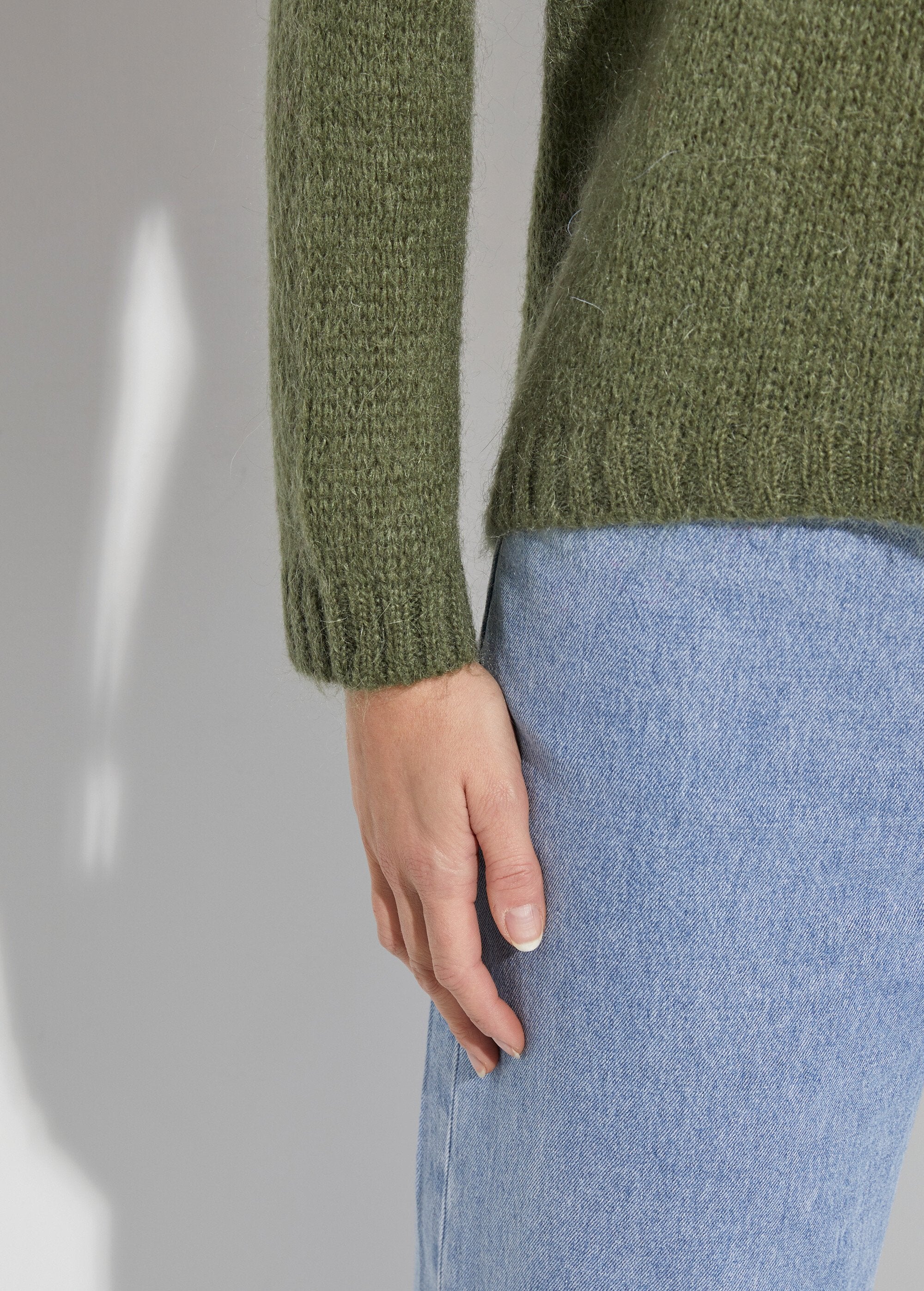 Pull_chaud_col_V_en_maille_avec_mohair_Kaki_DE2_slim