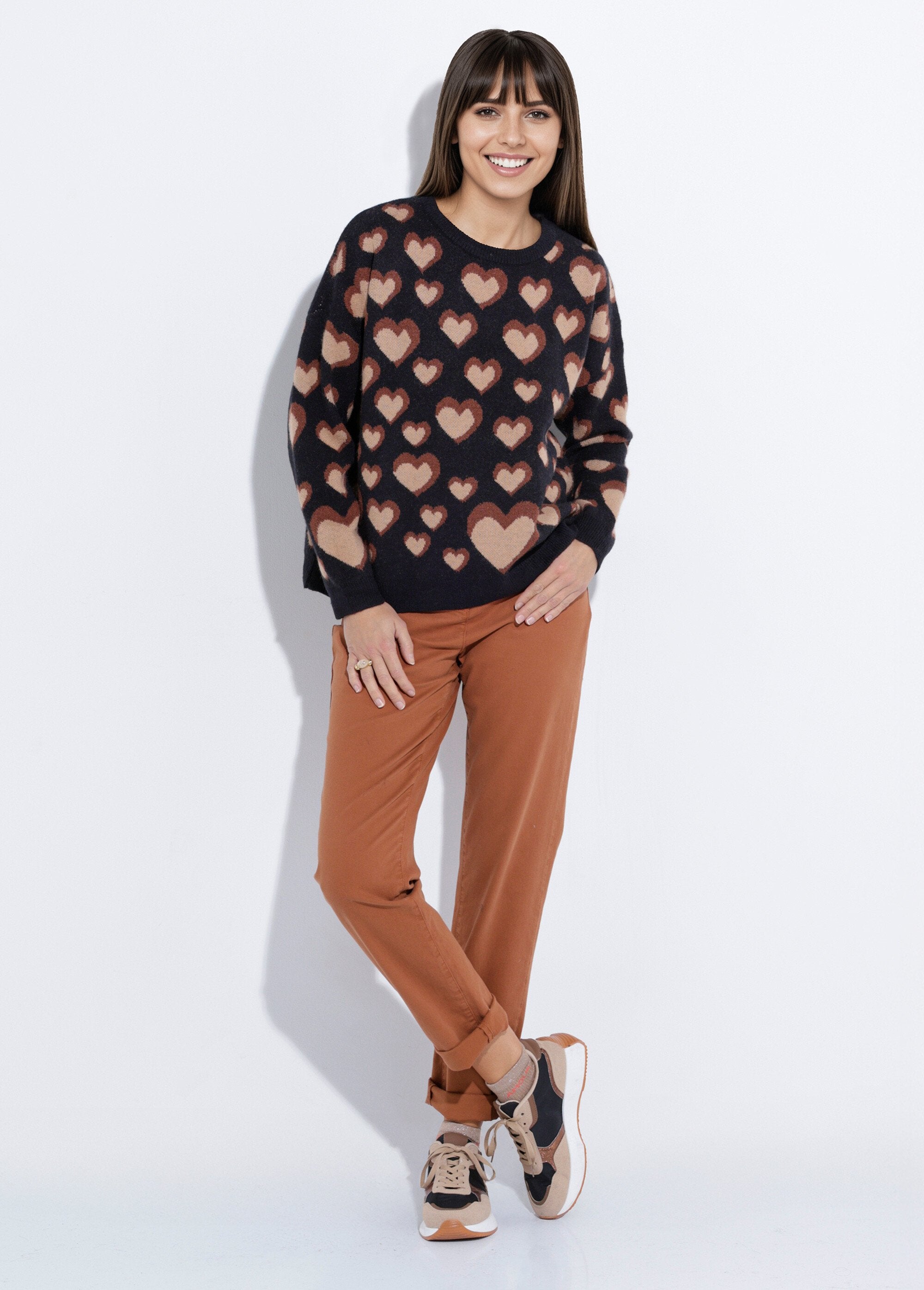 Thick,_round-neck_wool_sweater_with_hearts_Black_and_camel_SF1_slim