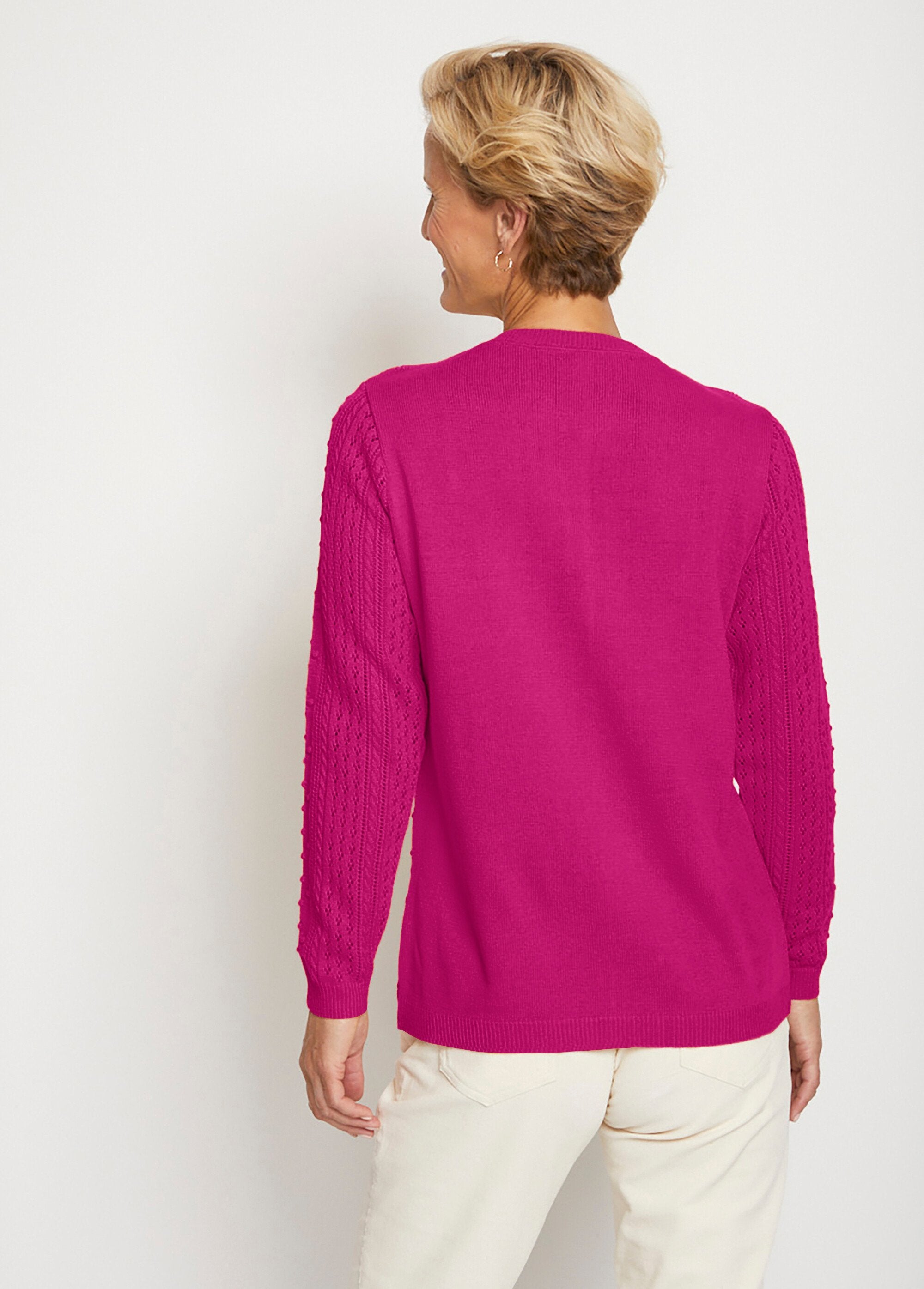 Opengewerkte_trui_met_ronde_hals_en_bolletjes_Fuchsia_DO1_slim