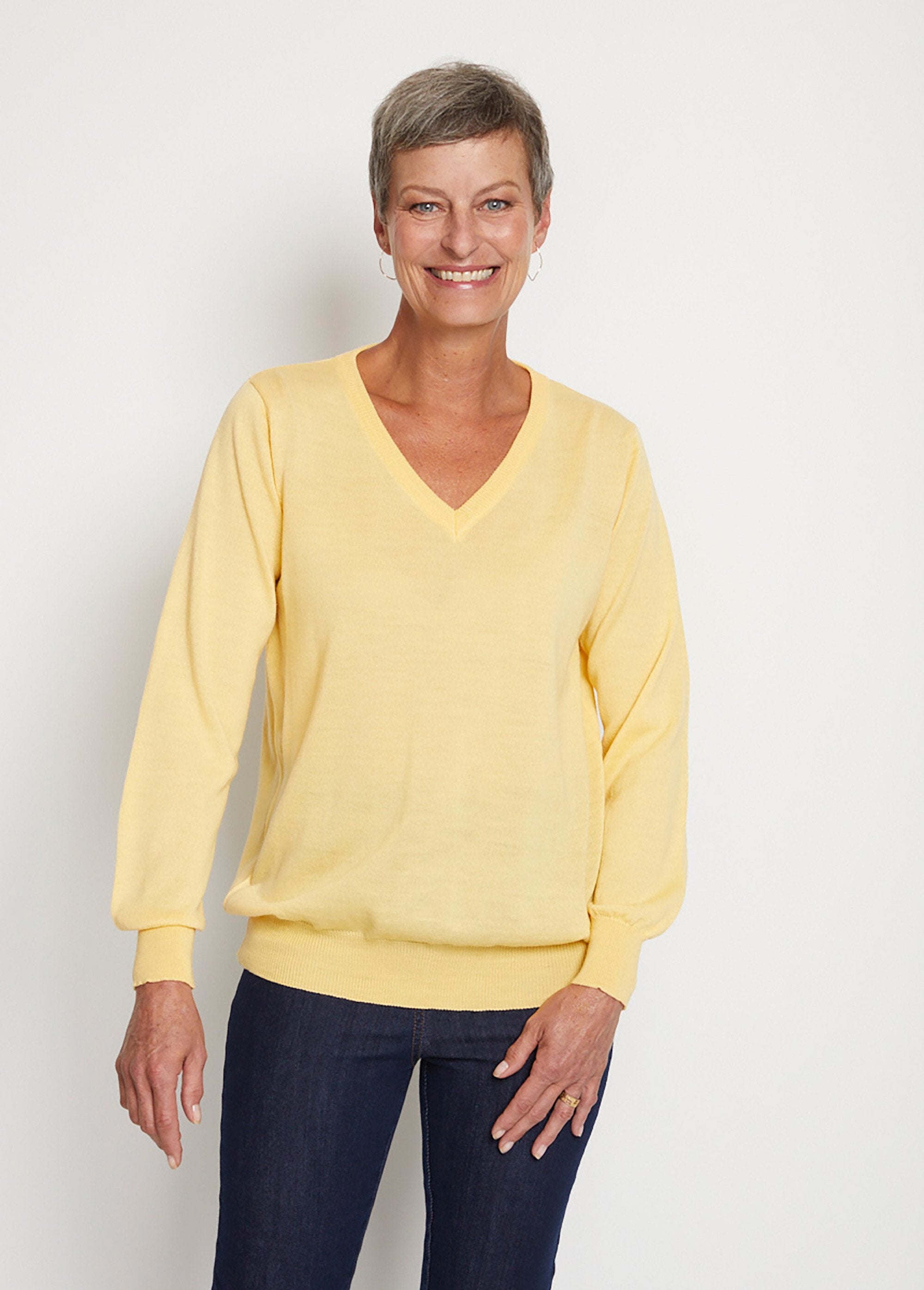 Short_V-neck_sweater_with_merino_wool_Vanilla_FA1_slim