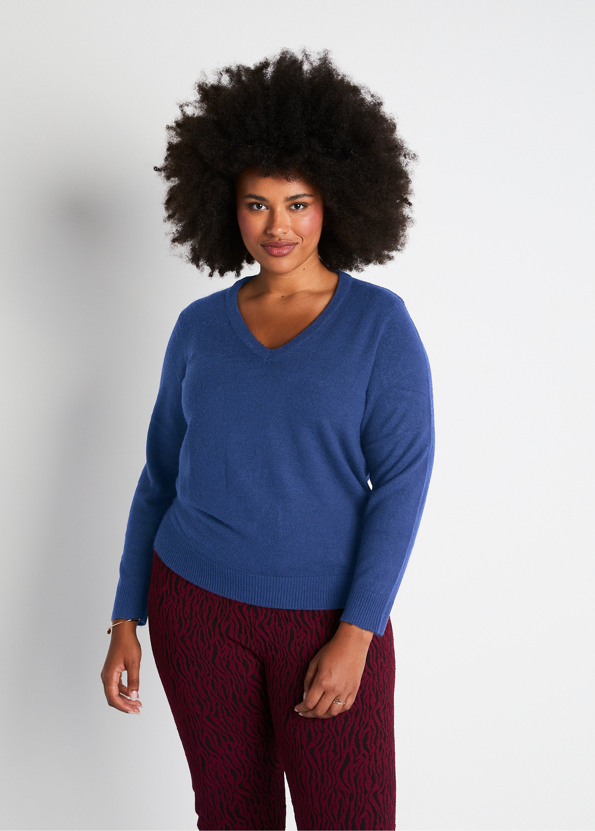 Pull_doux_col_V_manches_longues_Bleu_FA1_curvy