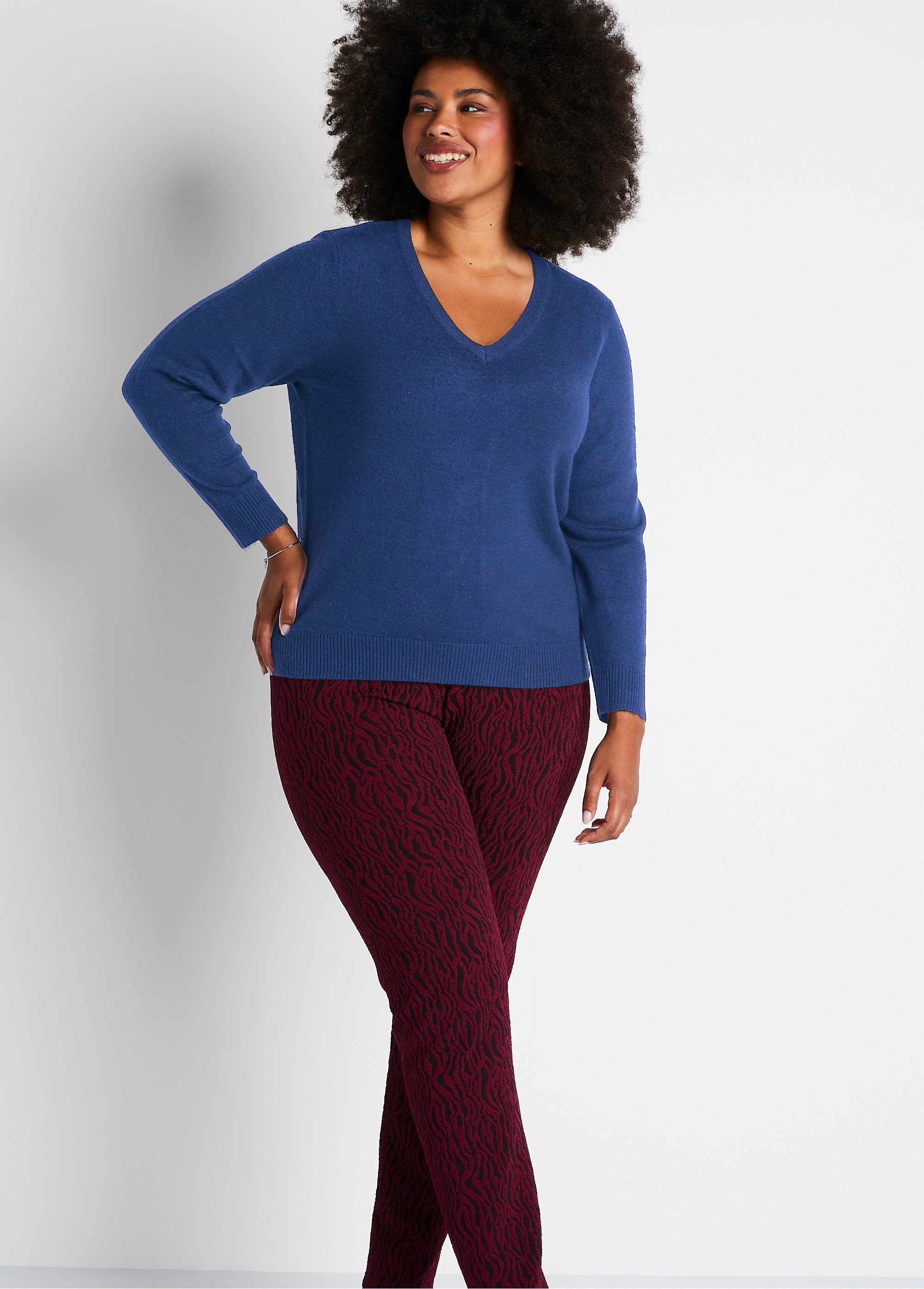 Pull_doux_col_V_manches_longues_Bleu_SF1_curvy