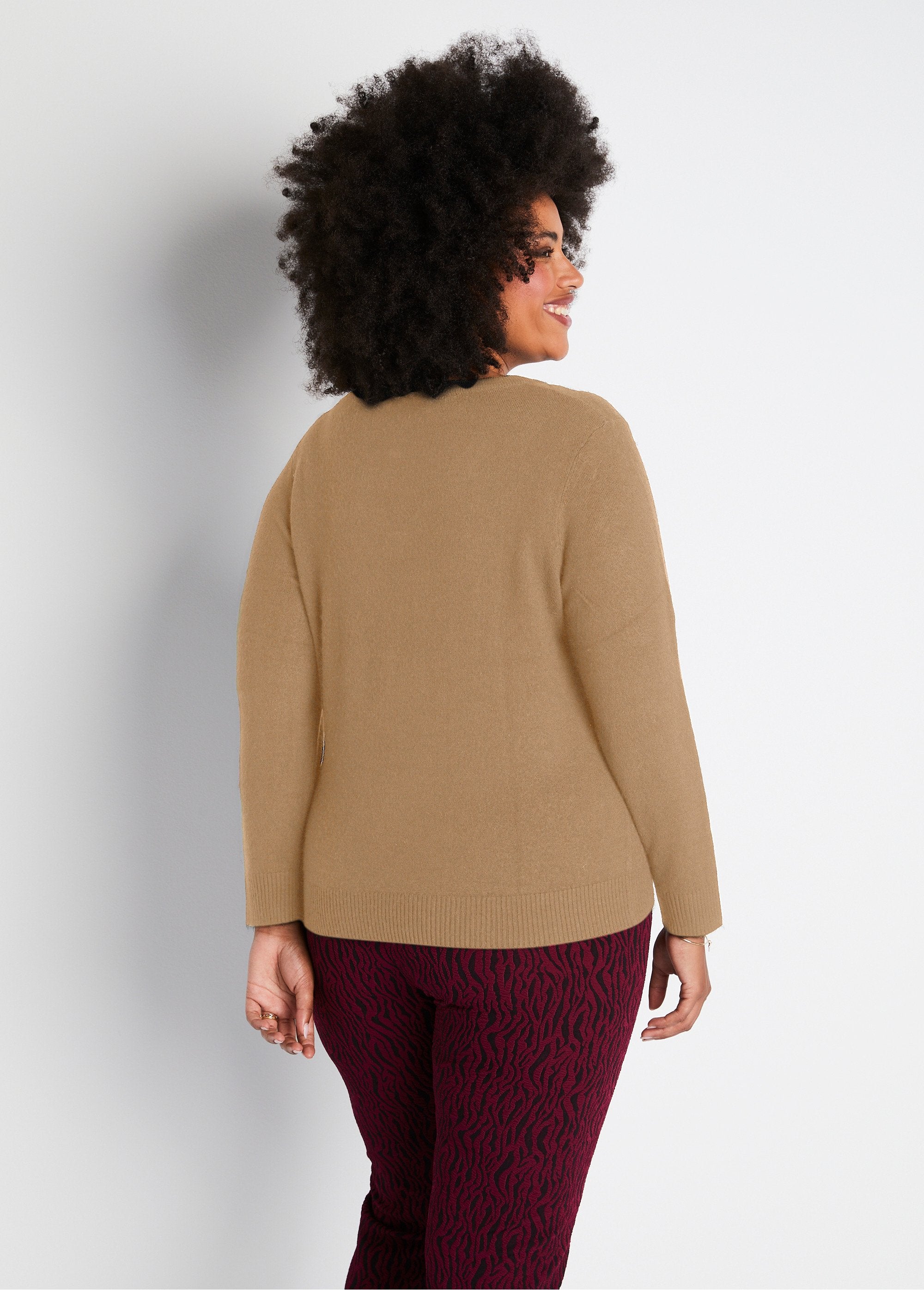 Pull_doux_col_V_manches_longues_Camel_DO1_curvy