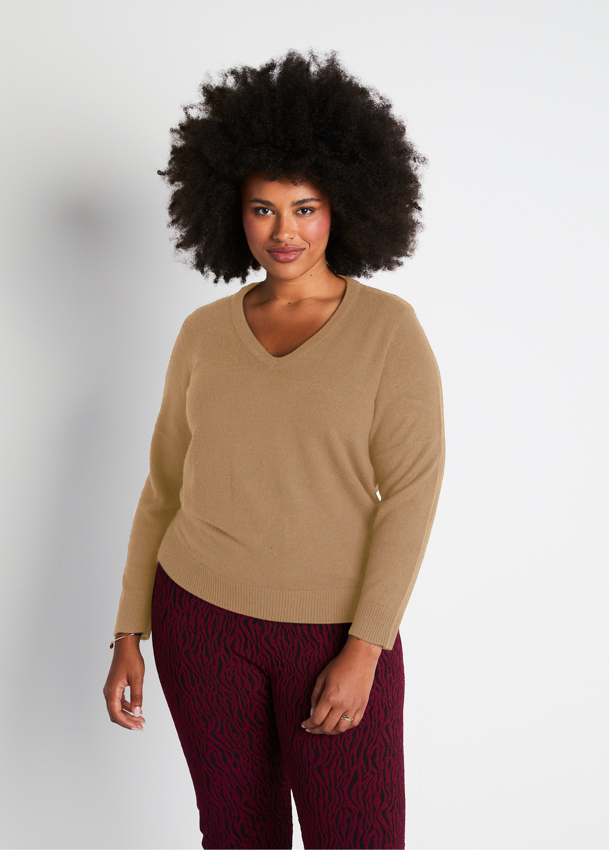 Pull_doux_col_V_manches_longues_Camel_FA1_curvy