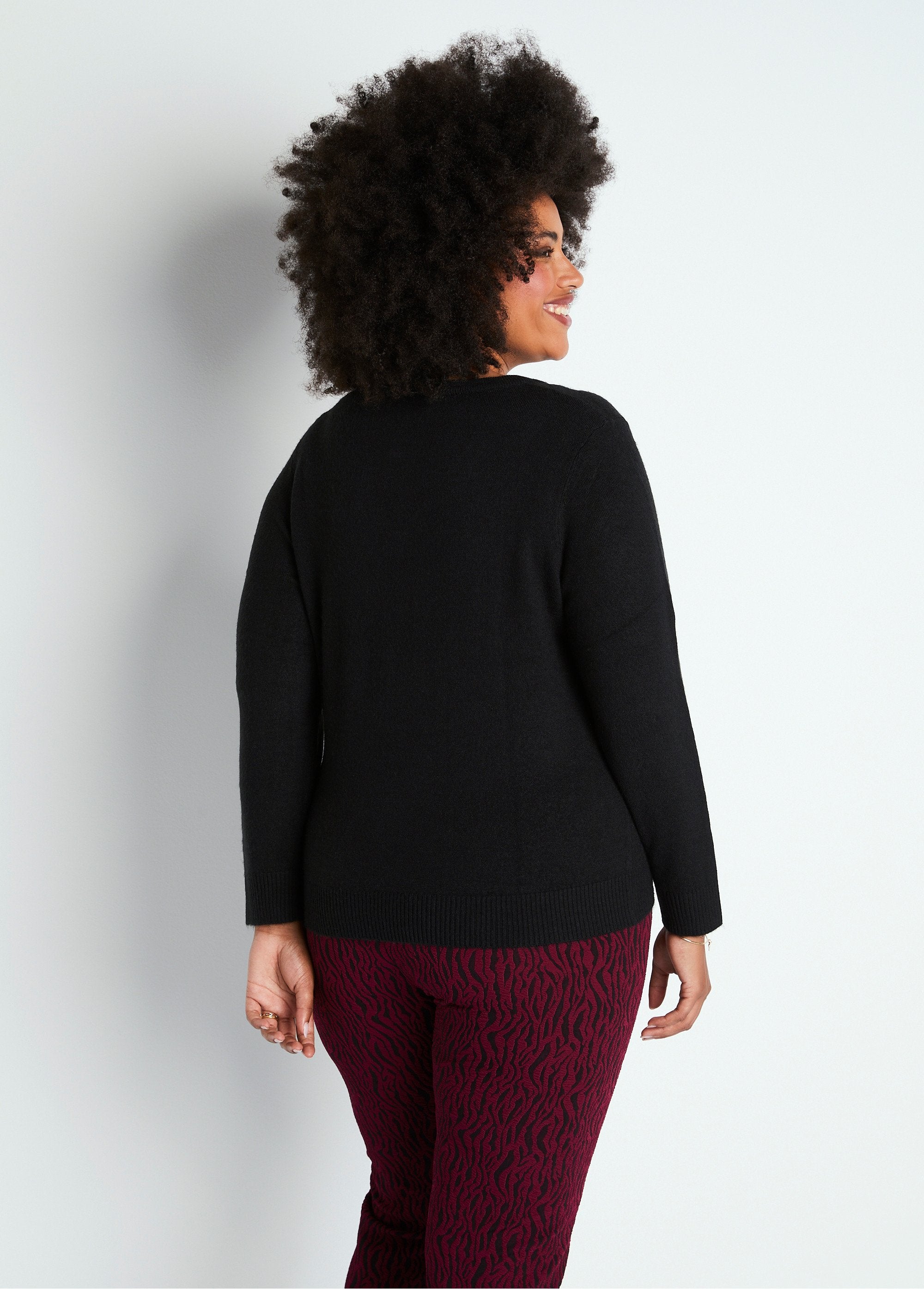 Pull_doux_col_V_manches_longues_Noir_DO1_curvy