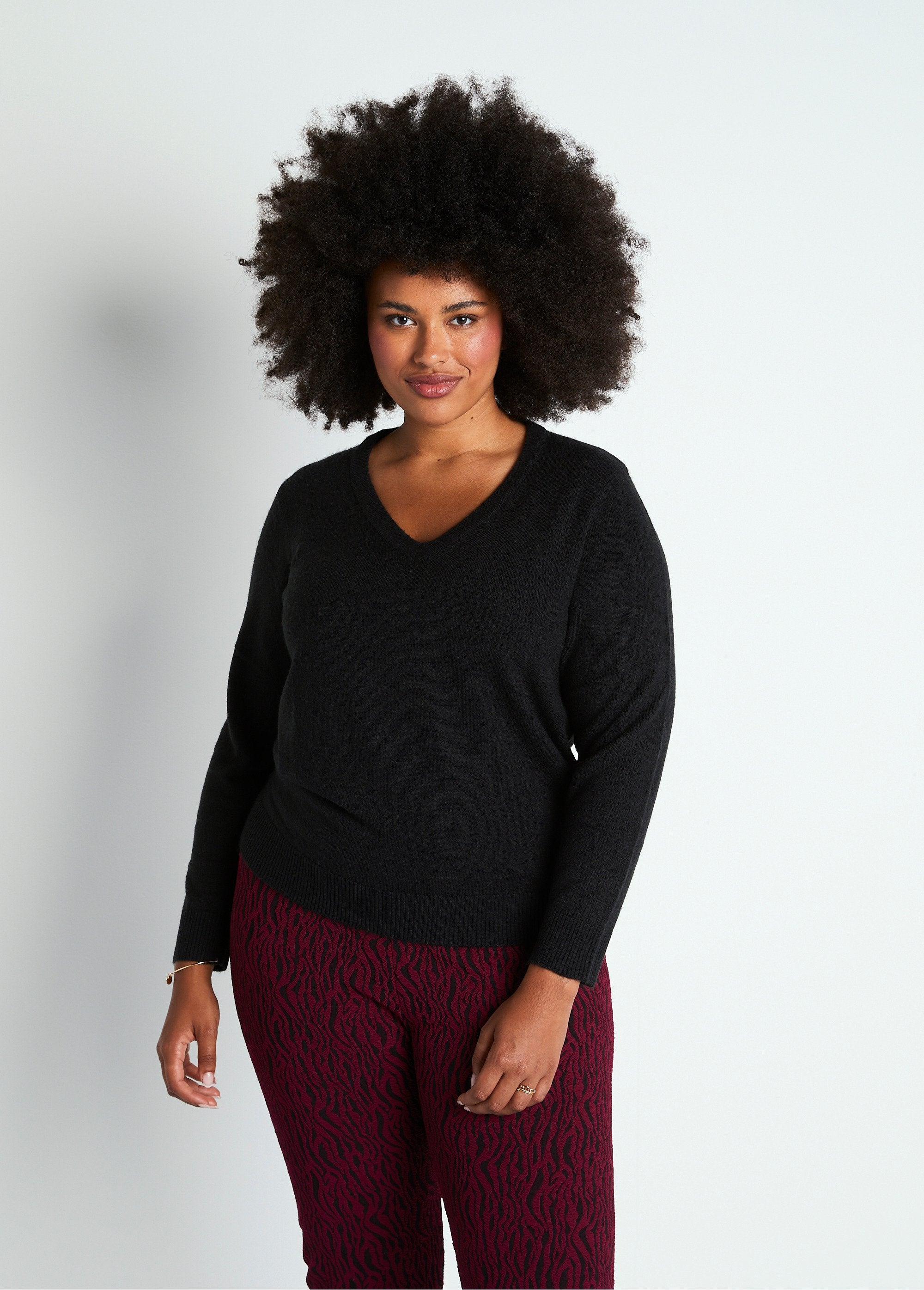 Pull_doux_col_V_manches_longues_Noir_FA1_curvy