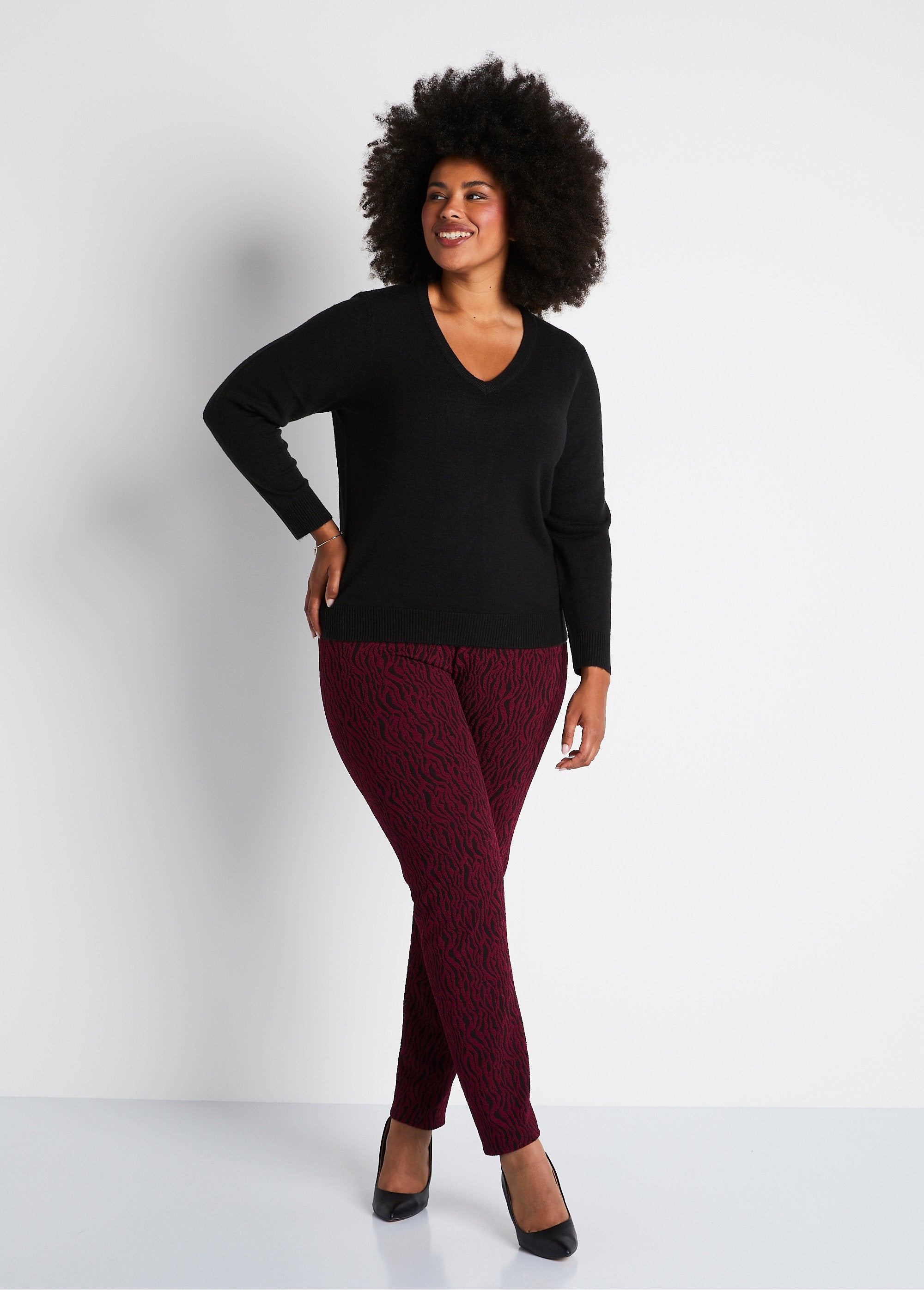 Pull_doux_col_V_manches_longues_Noir_SF1_curvy