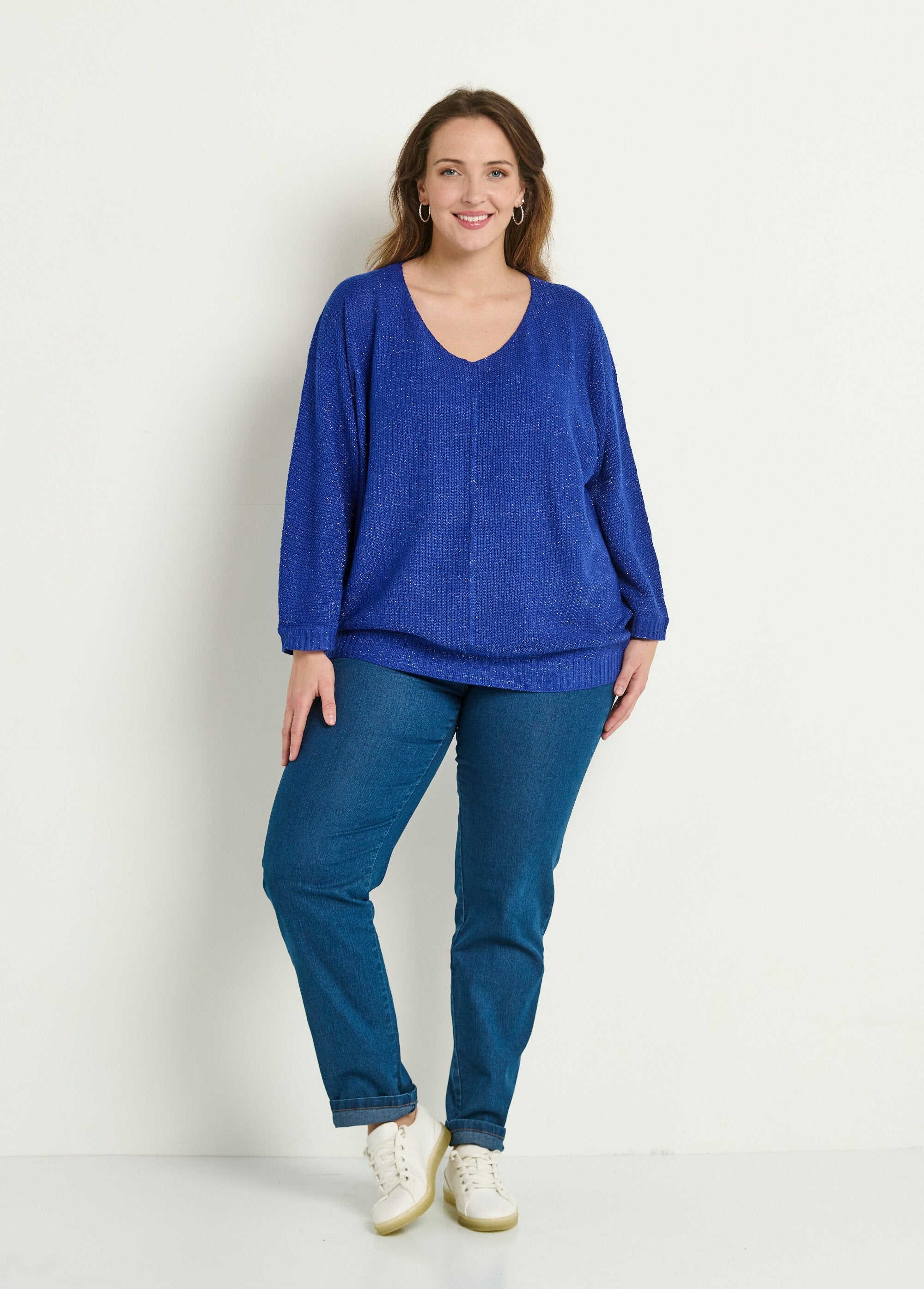 Trui_met_V-hals_in_metallic_breigoed_Bleu_SF1_curvy