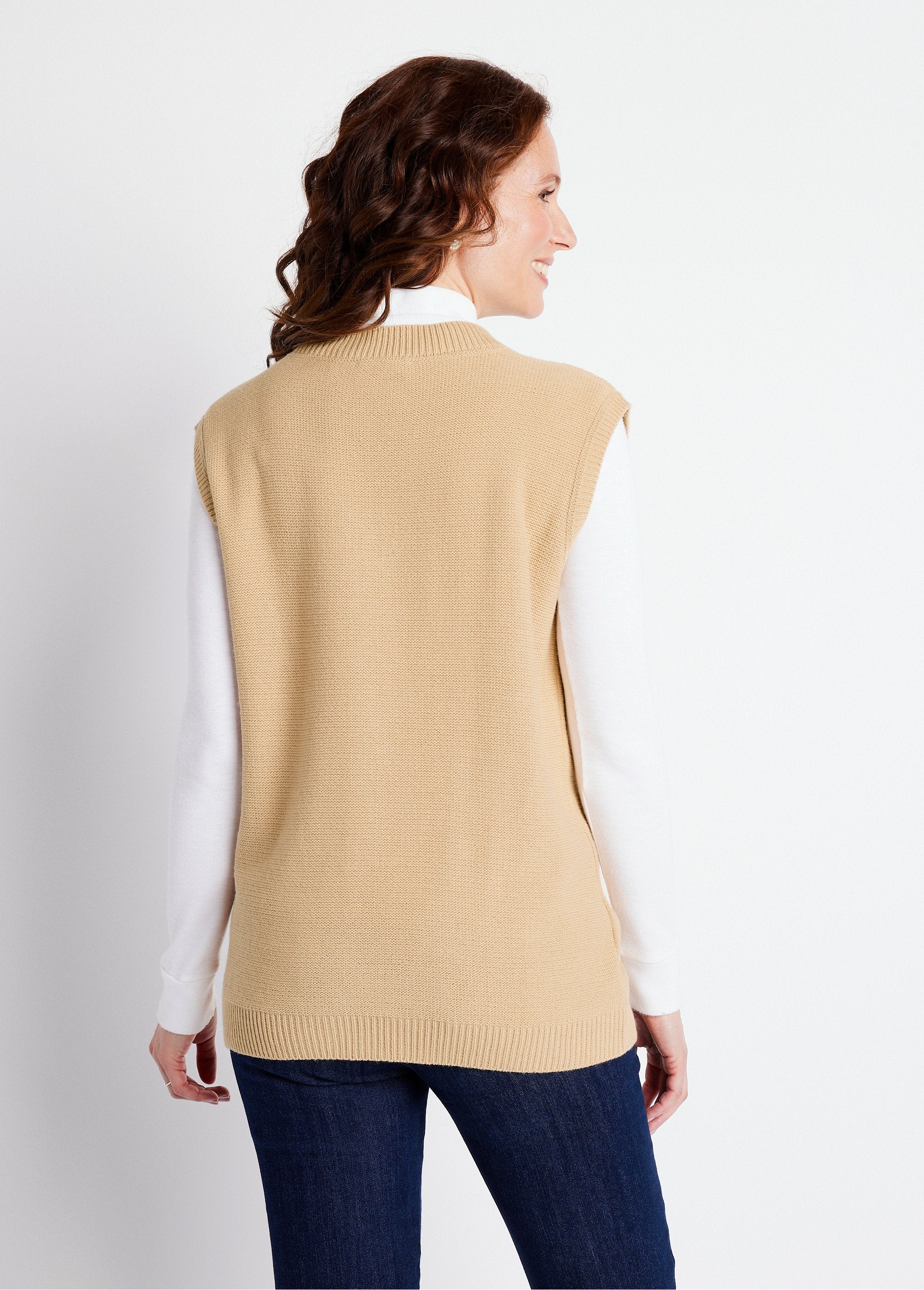 Mouwloze_gebreide_trui_met_V-hals_BEIGE_DO1_slim